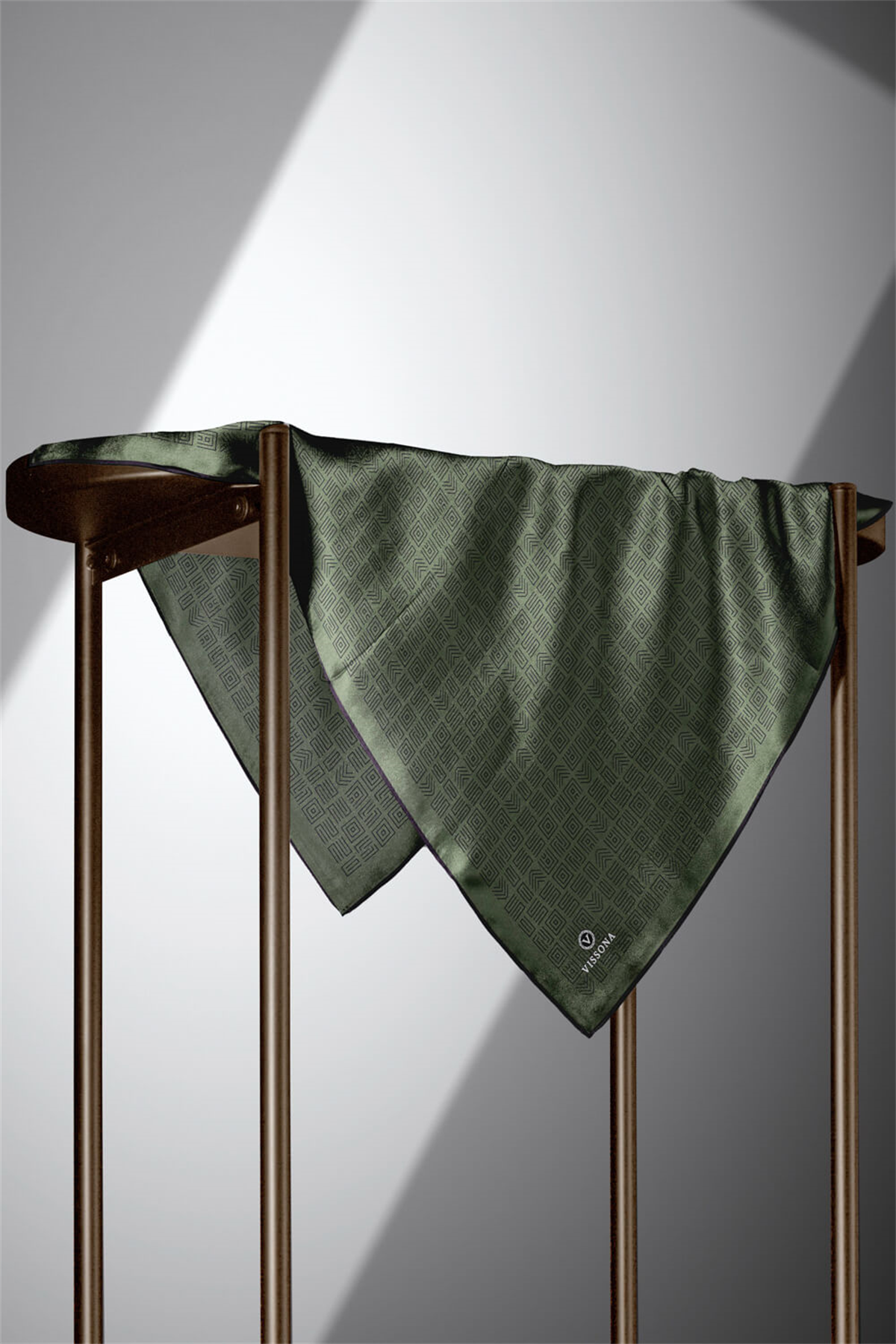 %57 İPEK %43 VİSKON Twill İpek Etnik Motif Desenli Haki - Siyah Renkli 90x90 Eşarp Dikim Şekli : El Dikişi