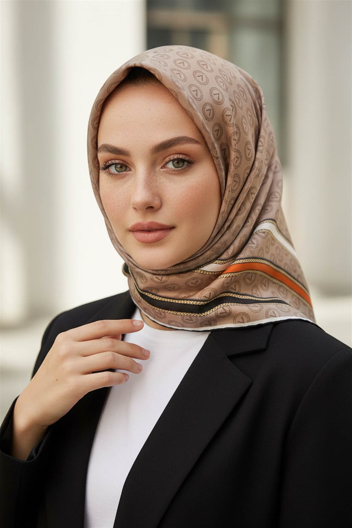 %100 Twill İpek Monogram Desenli Bej - Turuncu Renkli 90x90 Eşarp Dikim Şekli : El Dikişi