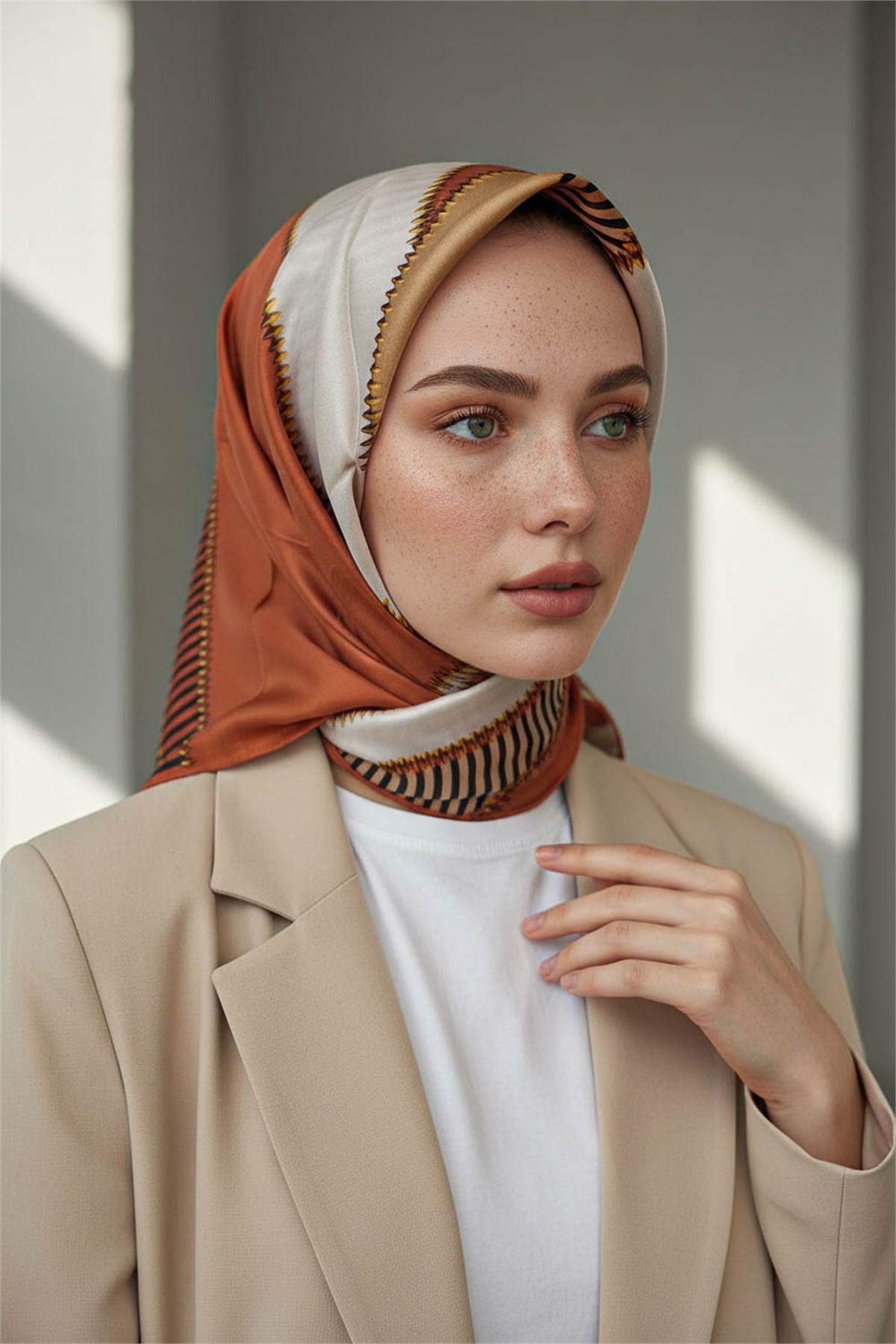 %100 Twill İpek Geometrik Desenli Taba - Siyah Renkli 90x90 Eşarp Dikim Şekli : El Dikişi