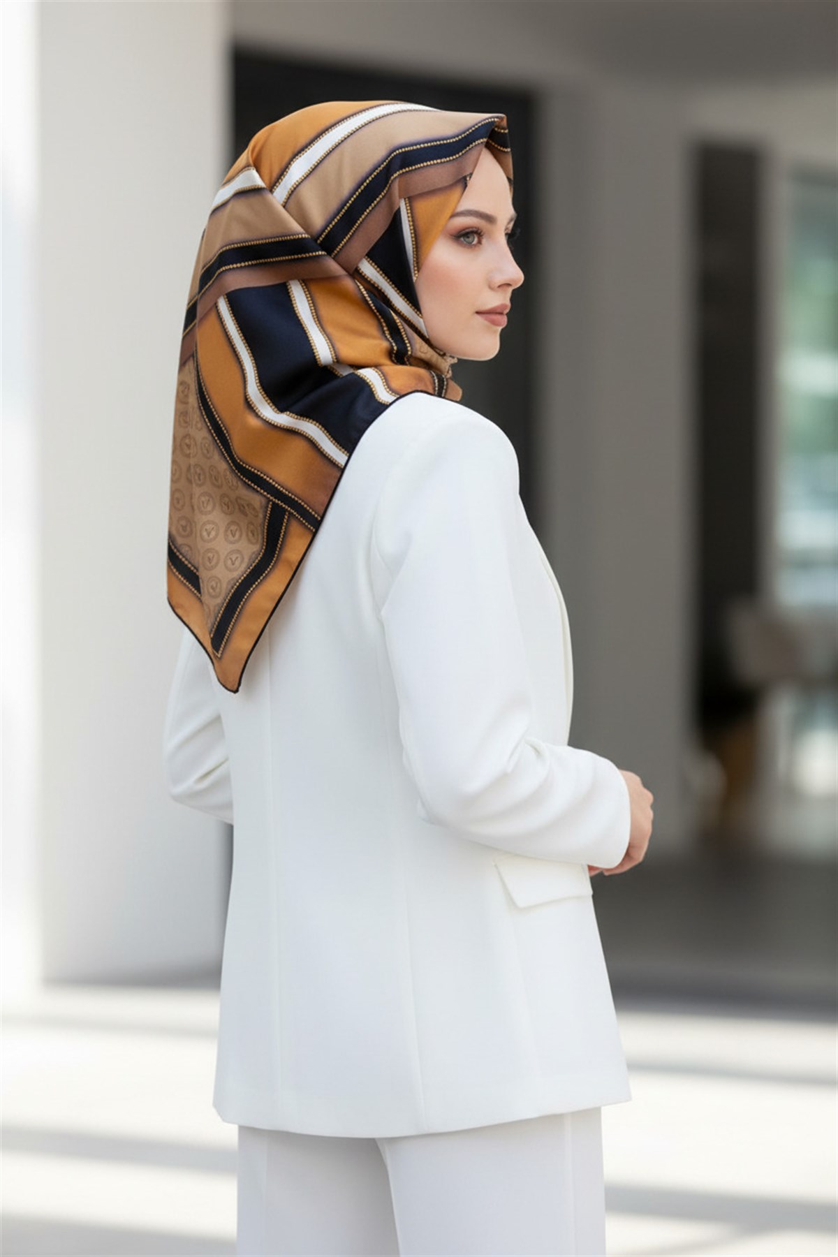 %100 Twill Geometrik Monogram Desenli Gold - Bej Renkli 90x90 Eşarp Kenar Dikiş Şekli : El Dikişli