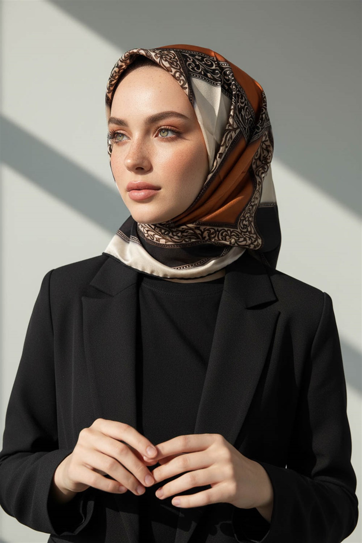 %100 Twill İpek Geometrik Desenli Siyah - Taba Renkli 90x90 Eşarp Dikim Şekli : El Dikişi