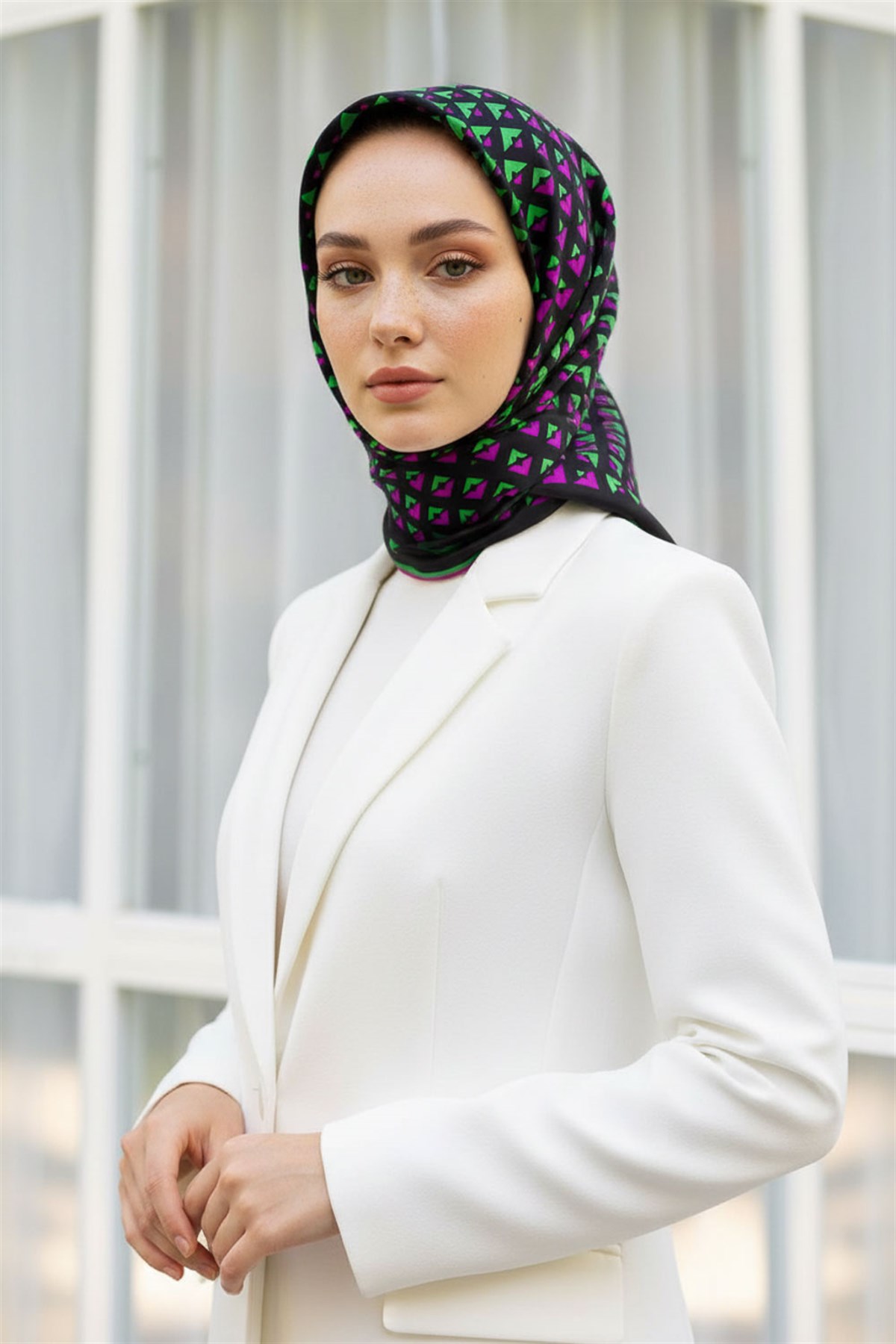 %100 Twill İpek Geometrik Desenli Fuşya - Benetton Yeşili Renkli 90x90 Eşarp Dikim Şekli : El Dikişi