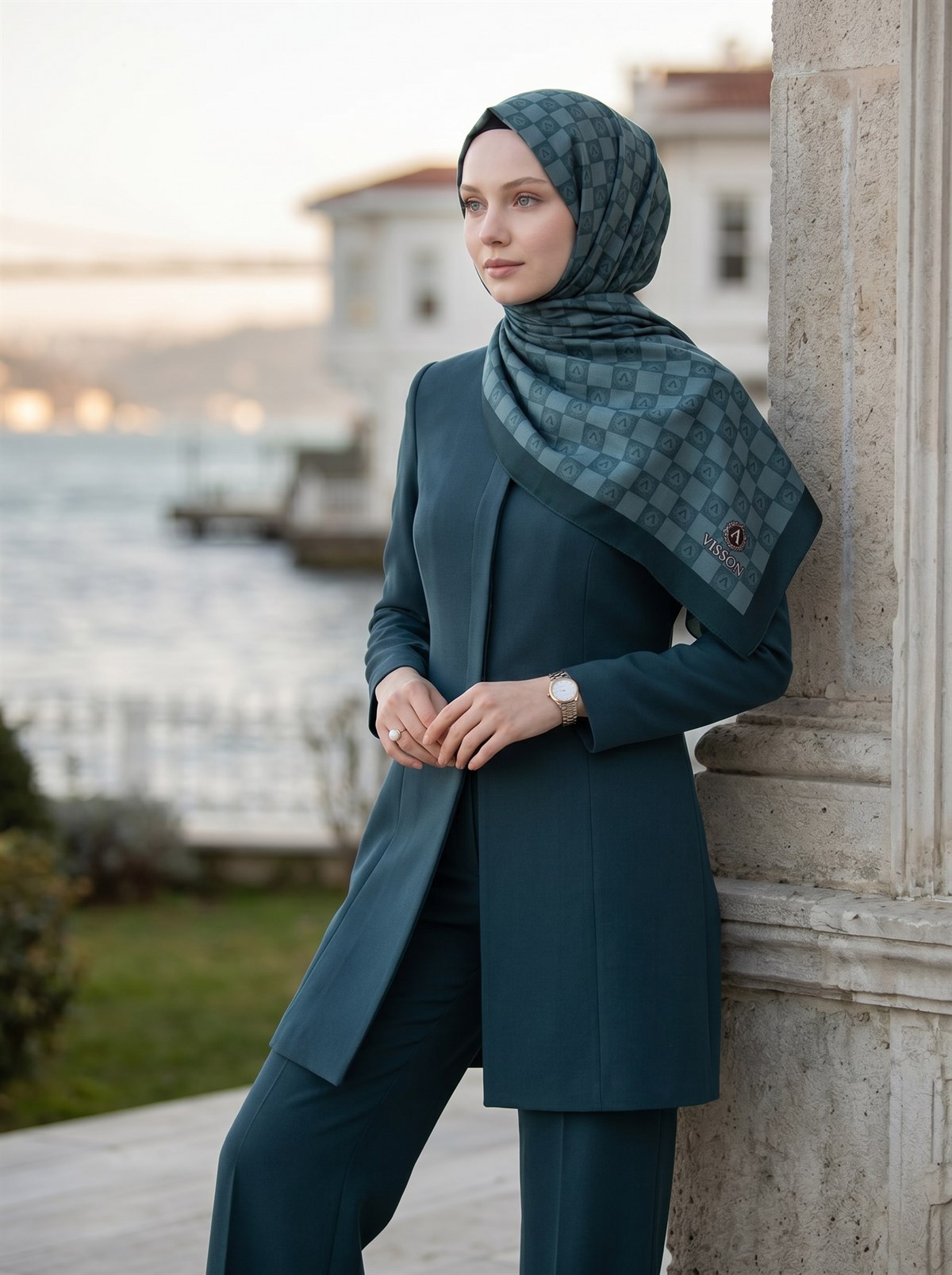 KREP MONOGRAM DESENLİ ZÜMRÜT YEŞİLİ RENKLİ 75X195 KIRIŞMAZ ŞAL