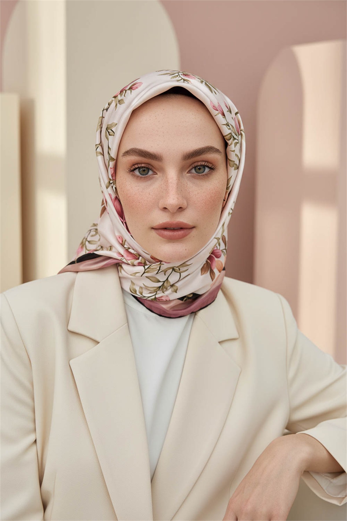 Rayon Çiçek Desenli Pudra Renkli 90x90 Eşarp (İpek İçermez) Dikim Şekli : El Dikişi