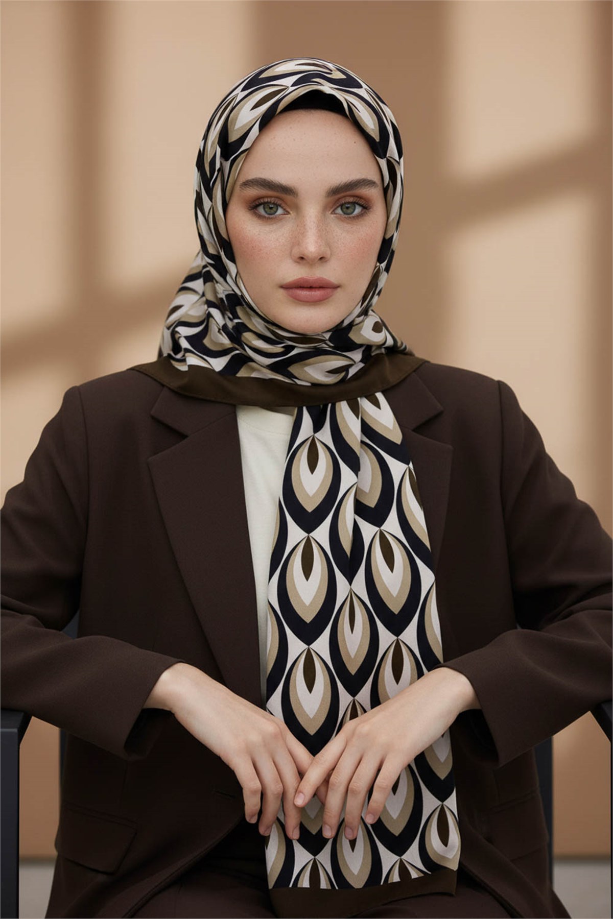 KREP GEOMETRİK DESENLİ KAHVERENGİ RENKLİ 75X195 KIRIŞMAZ ŞAL
