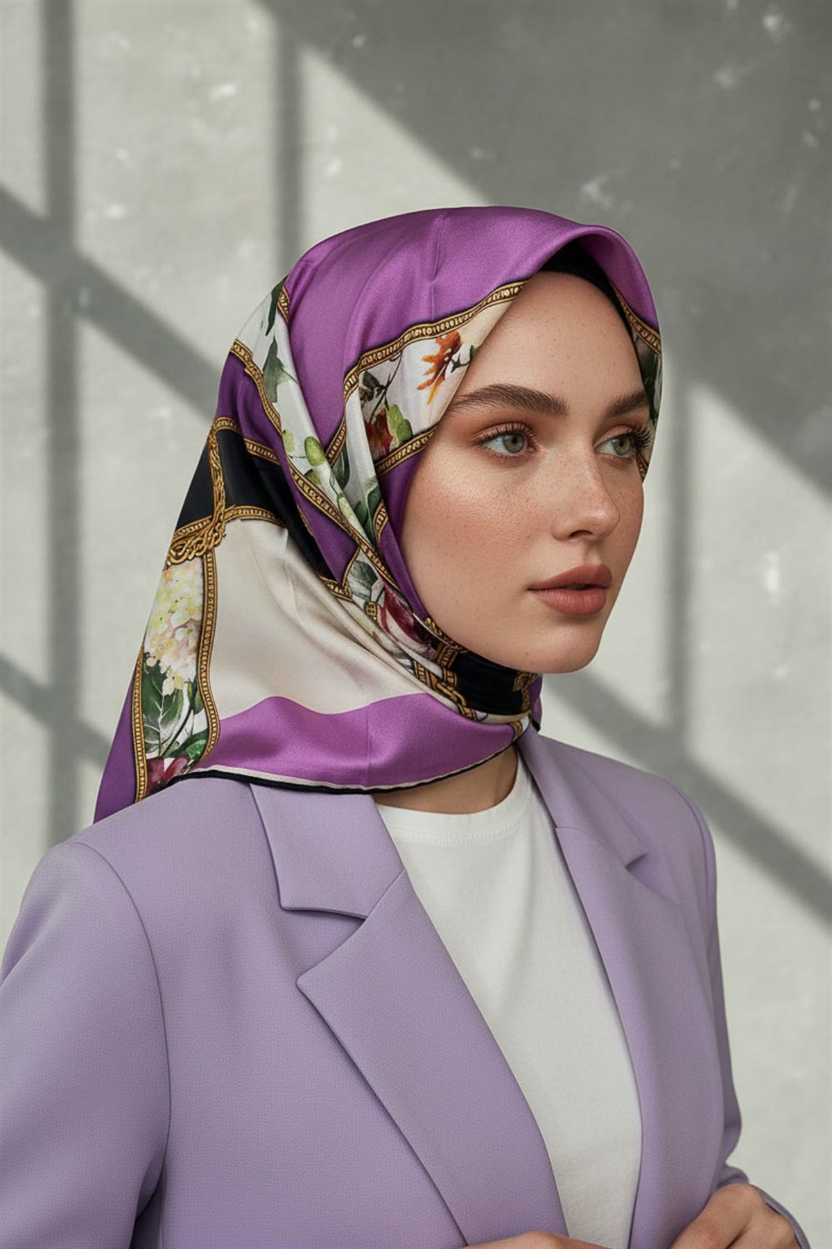 100% Twill İpek Şeritli Çiçek Desenli Lila - Krem Renkli 90x90 Dikim Şekli : El Dikişi Eşarp