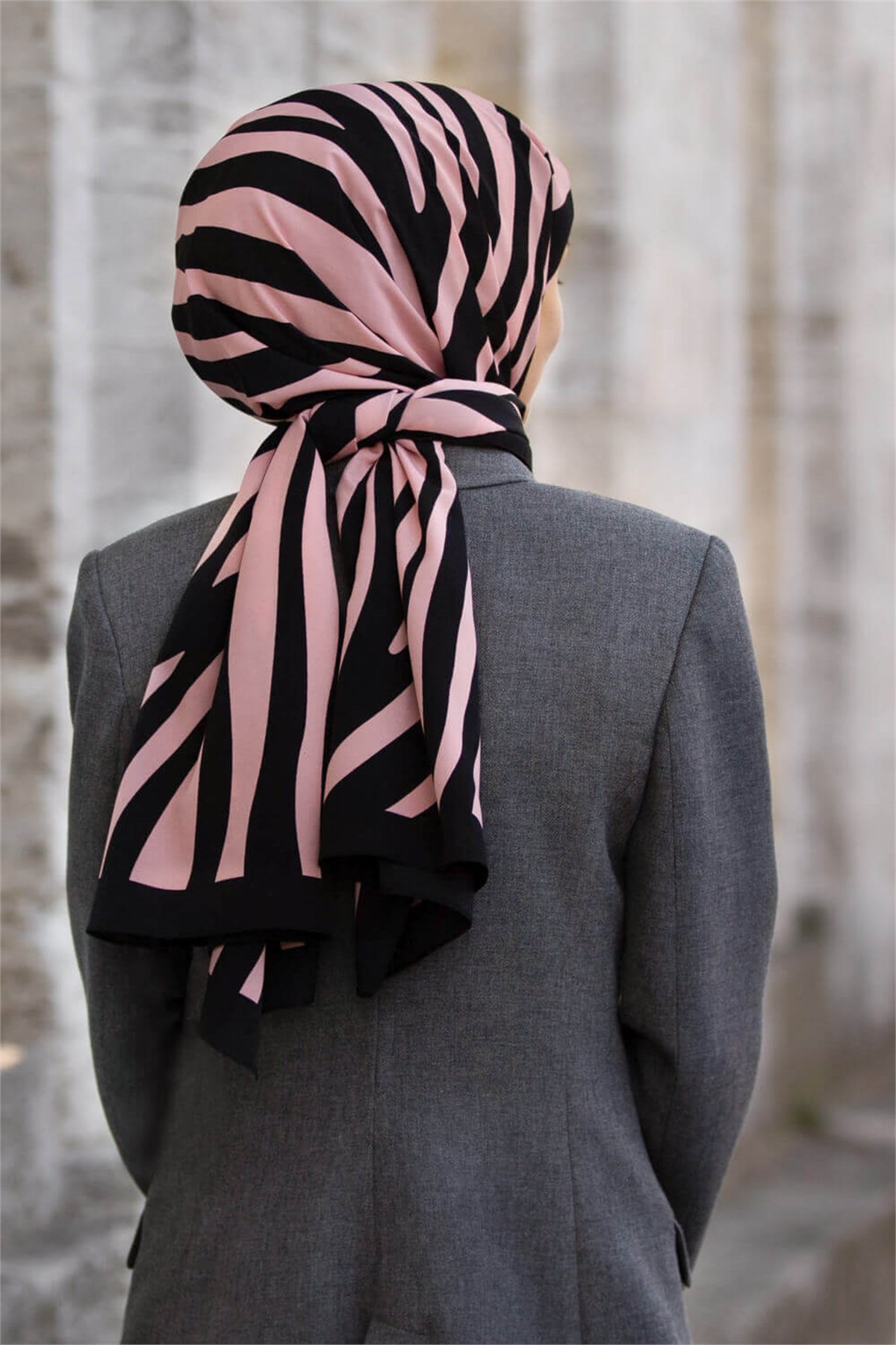 Kırışmaz Krep Şal Zebra Desenli Siyah Pudra 75x195 cm Kaymaz Kolay Şekil Alan