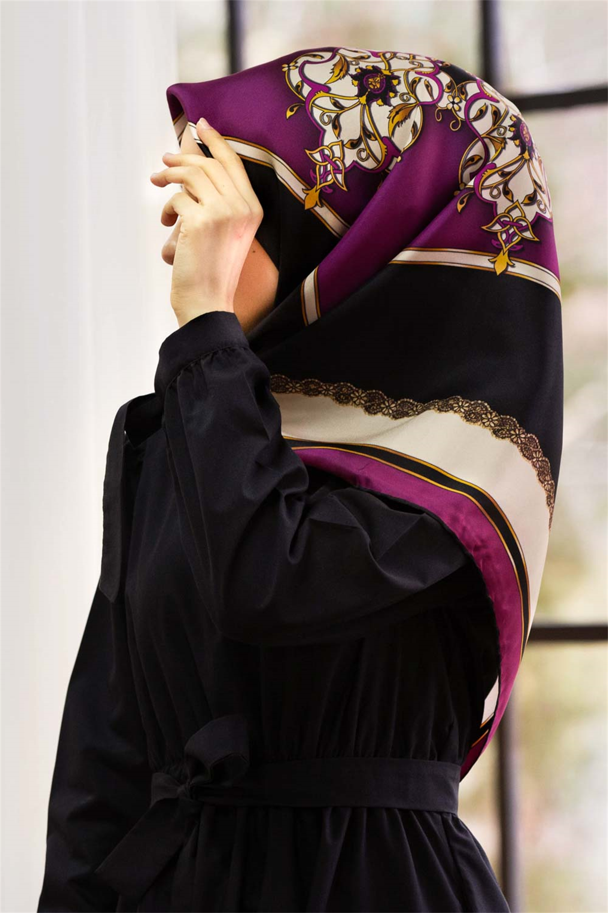 %100 Twill Barok Desenli Mürdüm - Siyah Renkli 90x90 Eşarp Dikim Şekli: El Dikişi