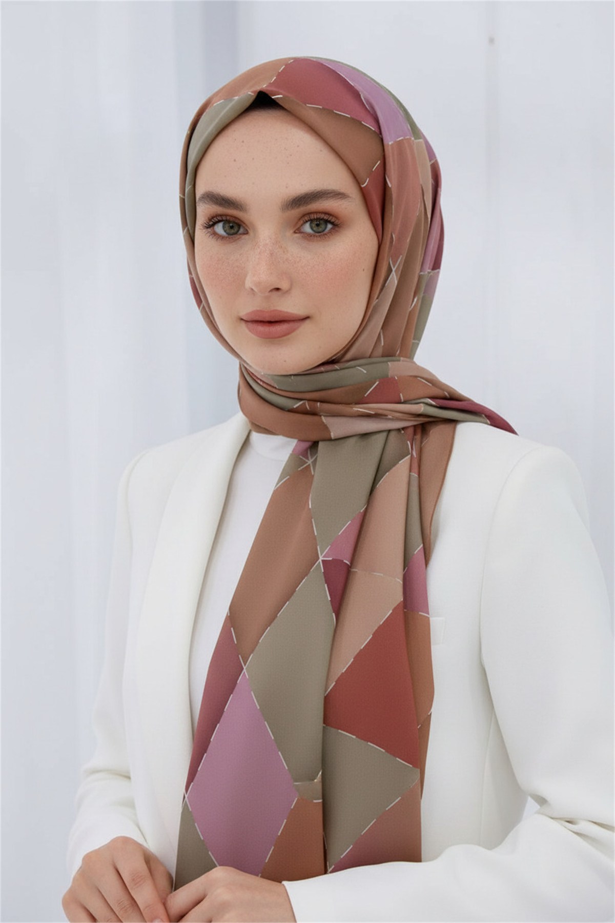 KREP ÜÇGEN YAMA DESENLİ PUDRA RENKLİ 75X195 KIRIŞMAZ ŞAL