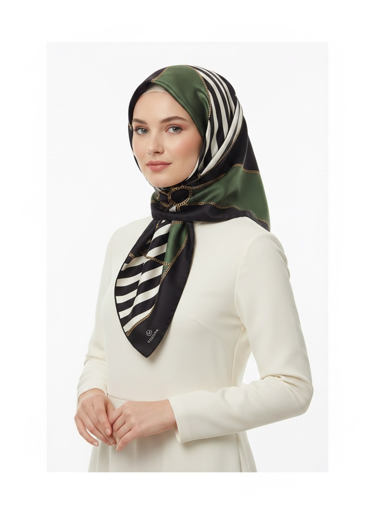 %100 Twill İpek Zincirli Çizgi Desenli Siyah - Haki Renkli 90x90 Eşarp Dikim Şekli : El Dikişi