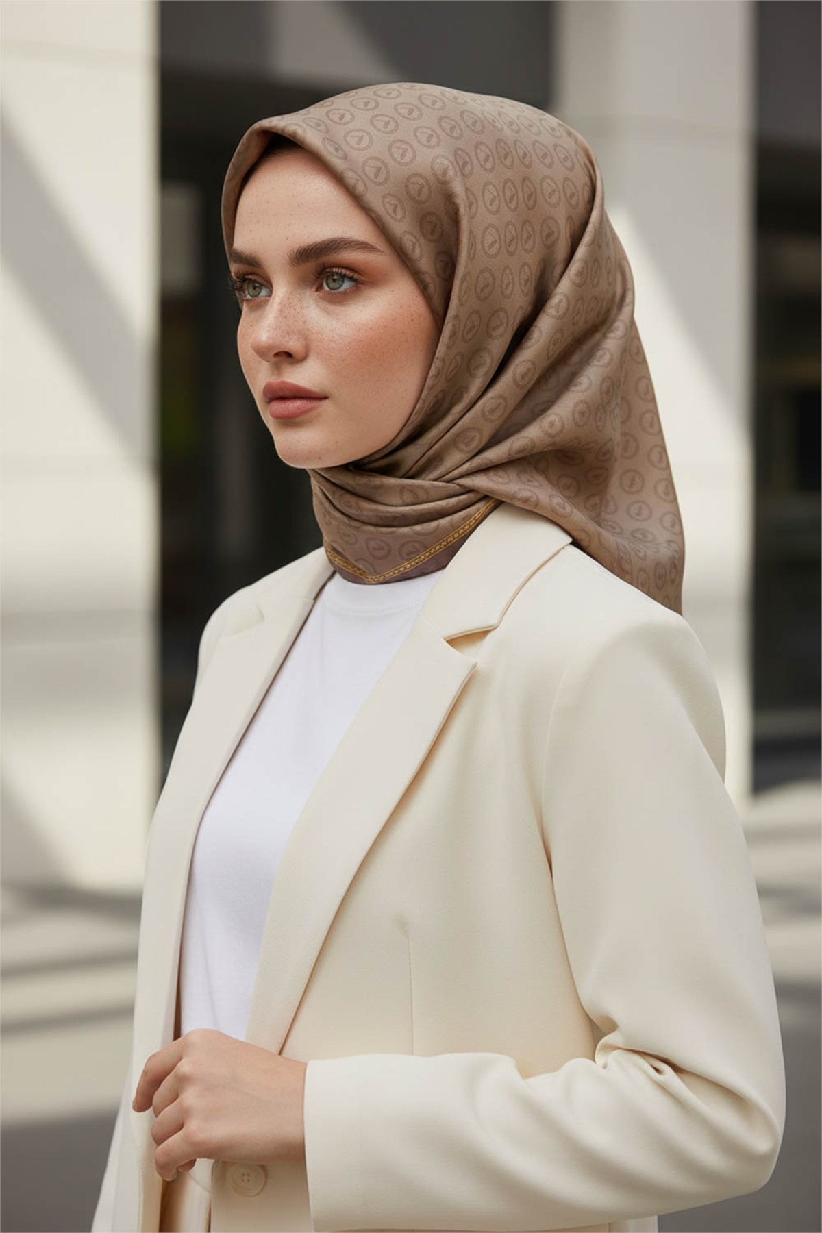 Rayon Degra Desenli Bej Renkli 90x90 Dikim Şekli : El Dikişi Eşarp (İpek İçermez) Kenar Dikiş Şekli El Dikişli