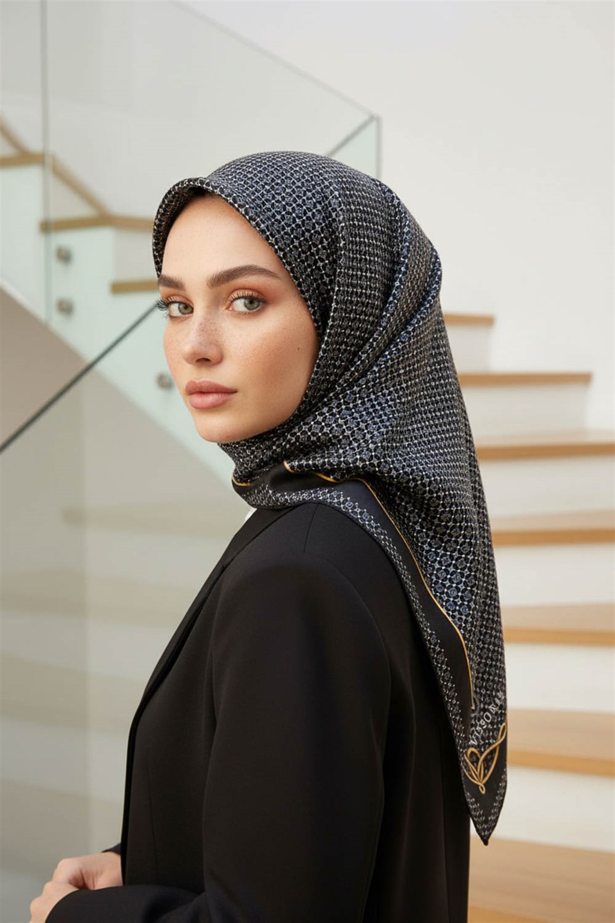 %100 Twill İpek Minik Motif Desenli Siyah - Siyah Renkli 90x90 Eşarp Dikim Şekli : El Dikişi