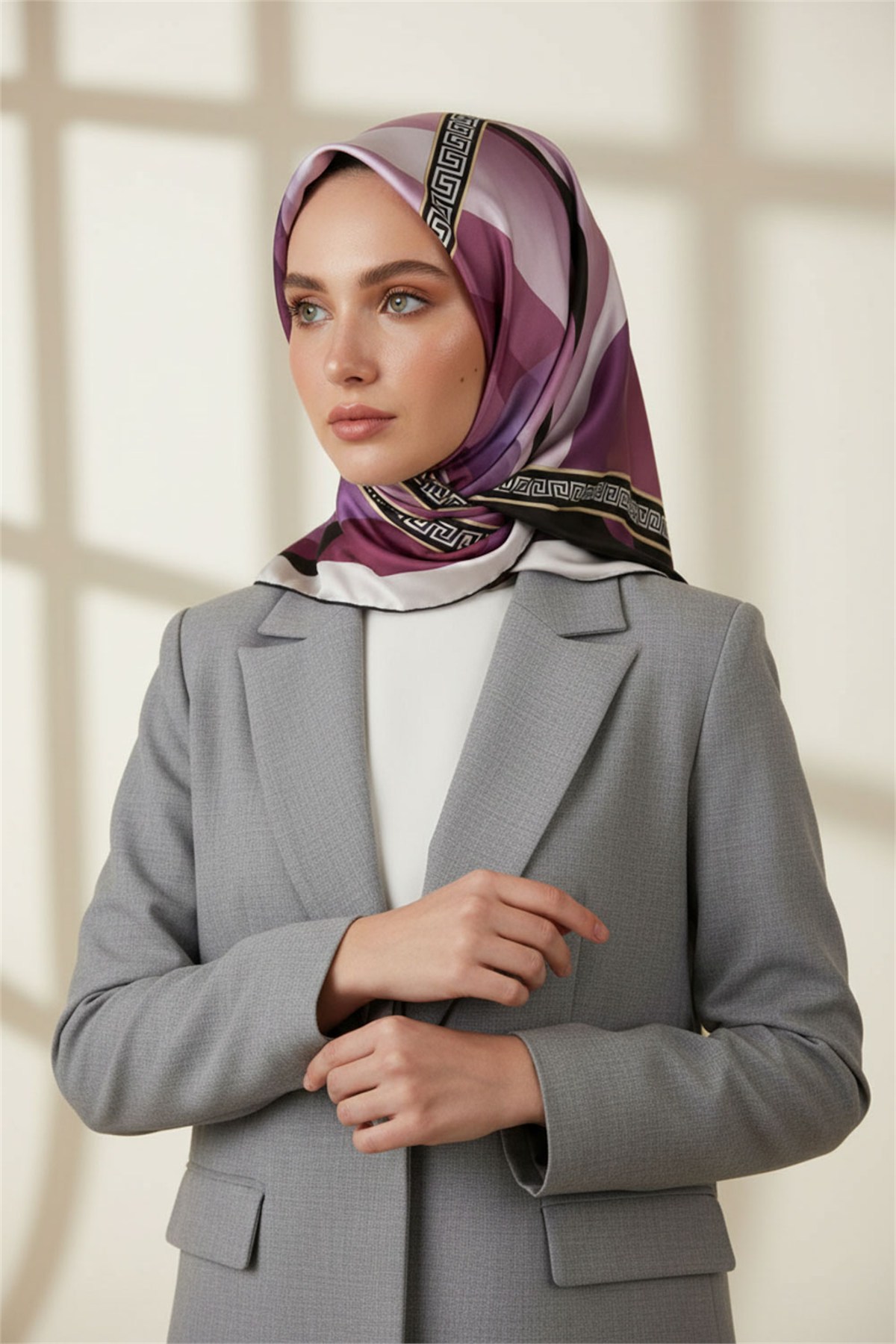 Kristal Geometrik Desenli Pembe Renkli 90x90 Dikim Şekli : El Dikişi Eşarp (İpek İçermez)