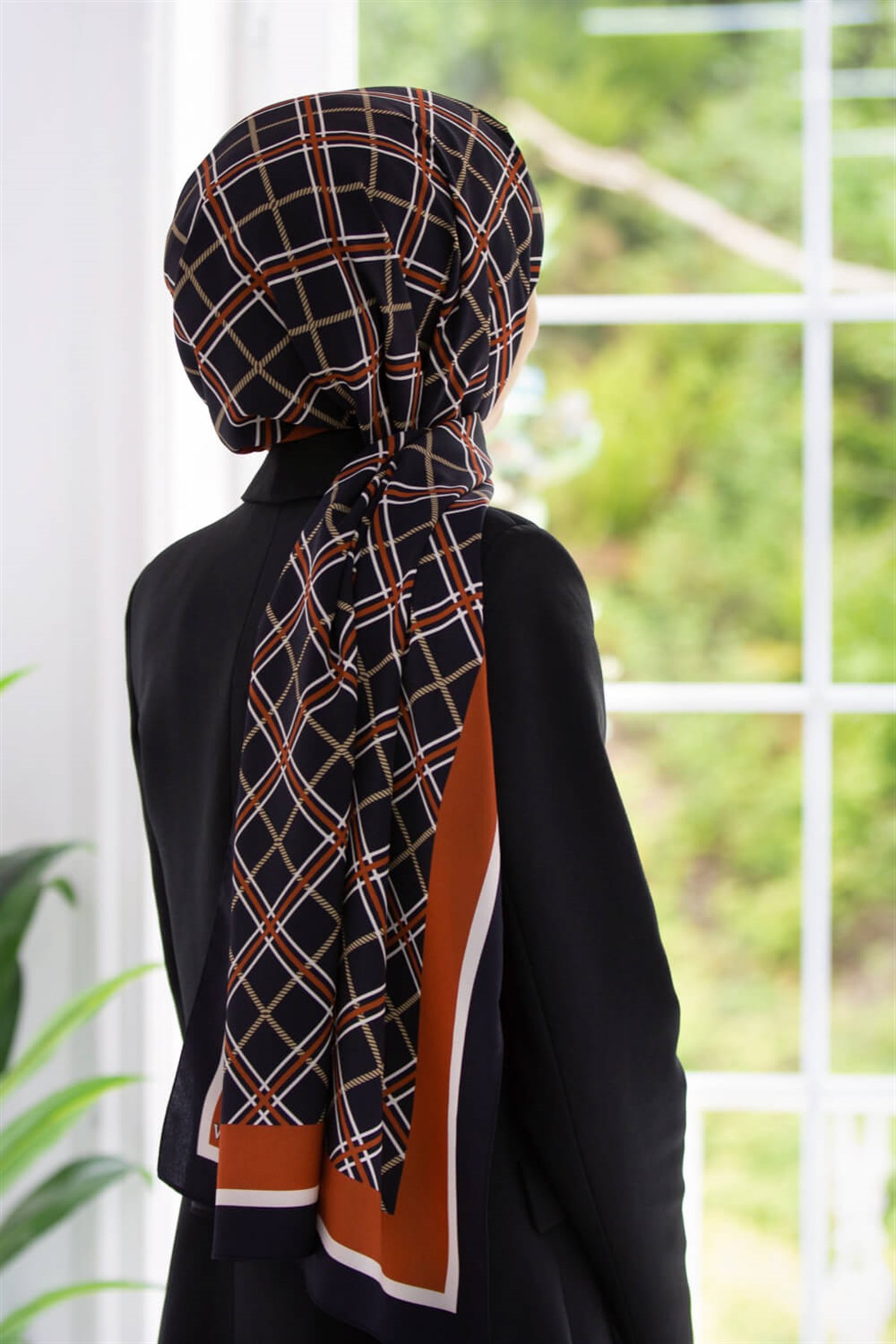 KREP EKOSE DESENLİ SİYAH - TABA RENKLİ 75X195 KIRIŞMAZ ŞAL