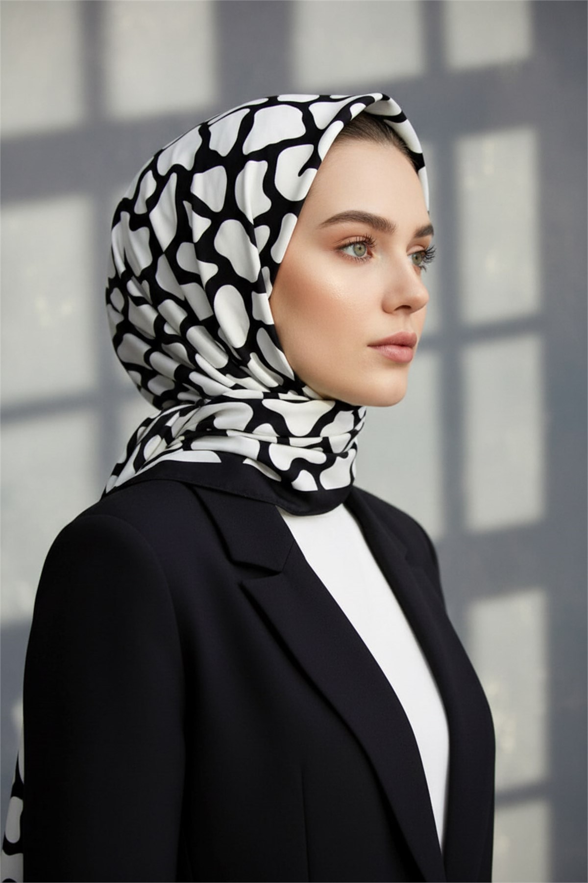 KREP GEOMETRİK DESENLİ SİYAH - BEYAZ RENKLİ 75X195 KIRIŞMAZ ŞAL