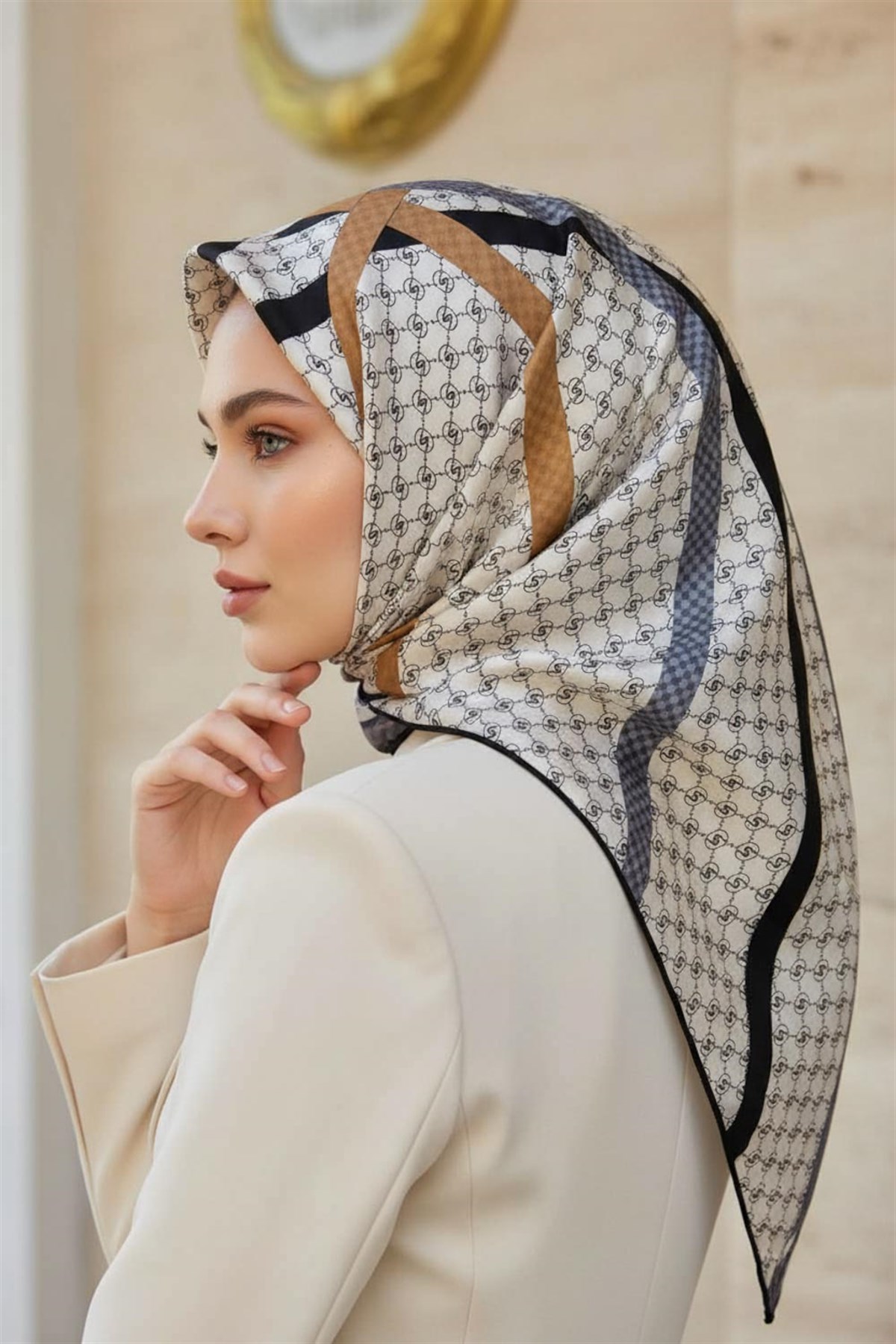 %100 Twill İpek Monogram Ve Şerit Desenli Gri - Siyah Renkli 90x90 Eşarp Dikim Şekli : El Dikişi