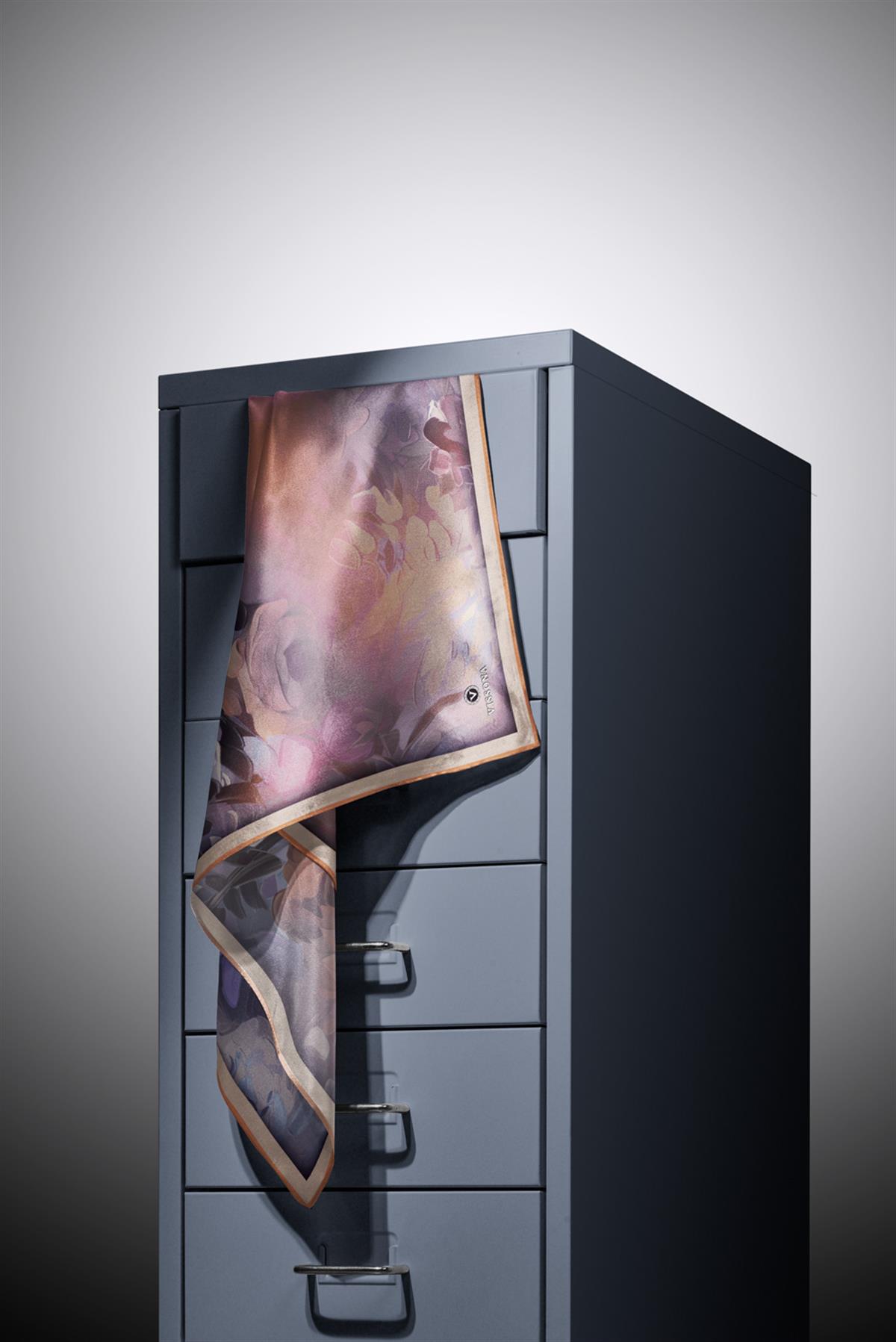 %100 Twill İpek Dumanlı Çiçek Desenli Somon - Lila Renkli 90x90 Eşarp Kenar Dikiş Şekli El Dikişli