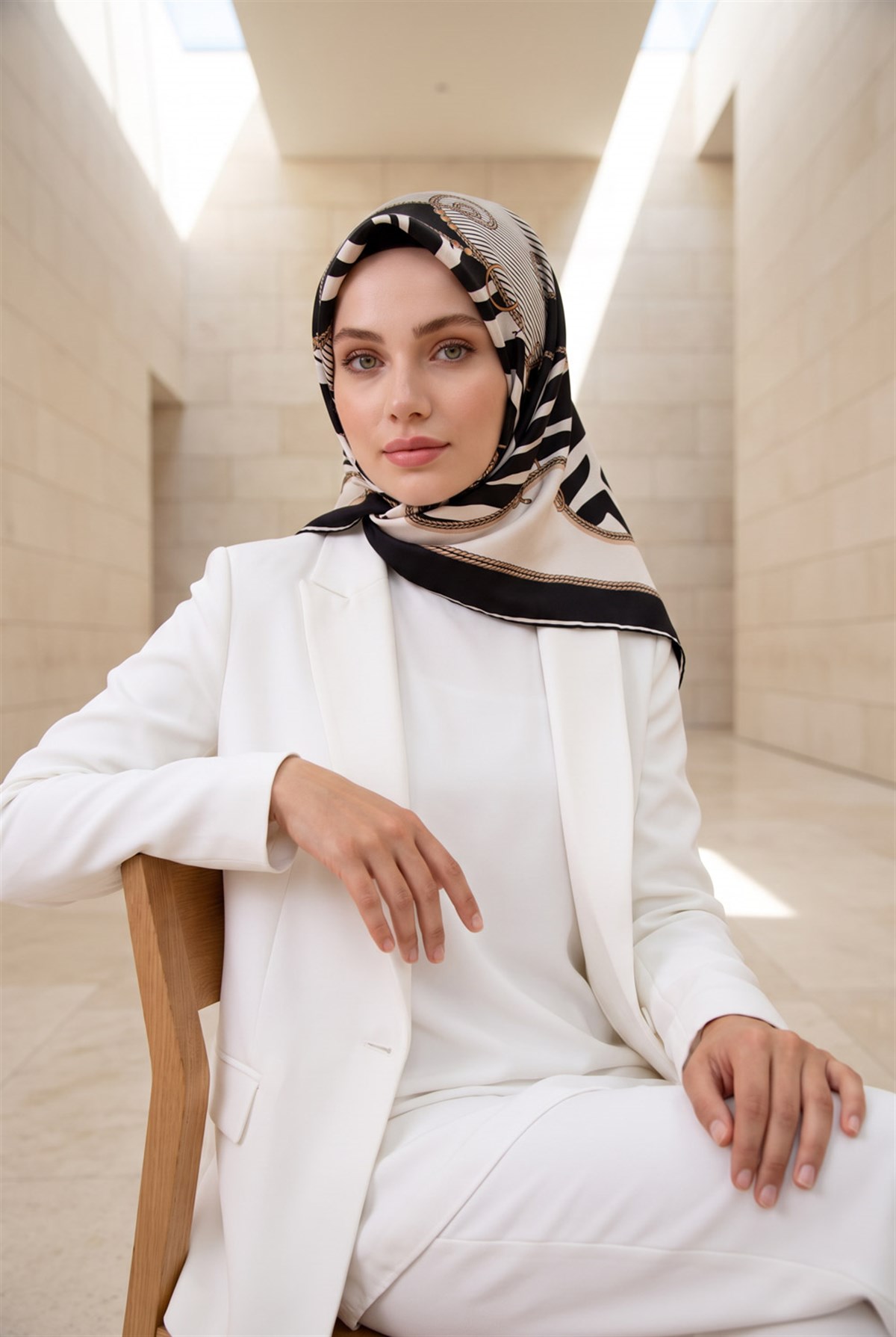 %100 Twill İpek Zincirli Ve Zebra Desenli Krem - Siyah Renkli 90x90 Eşarp Dikim Şekli : El Dikişi
