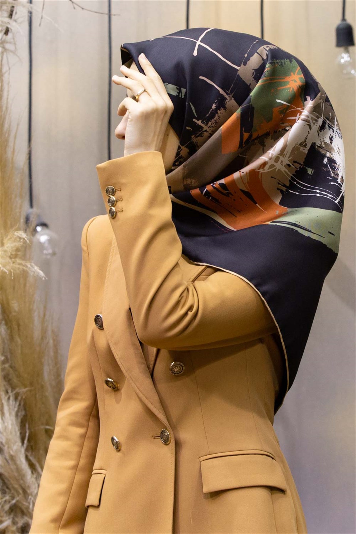 %100 Twill İpek Geometrik Desenli Taba - Haki Renkli 90x90 Eşarp Dikim Şekli : El Dikişi