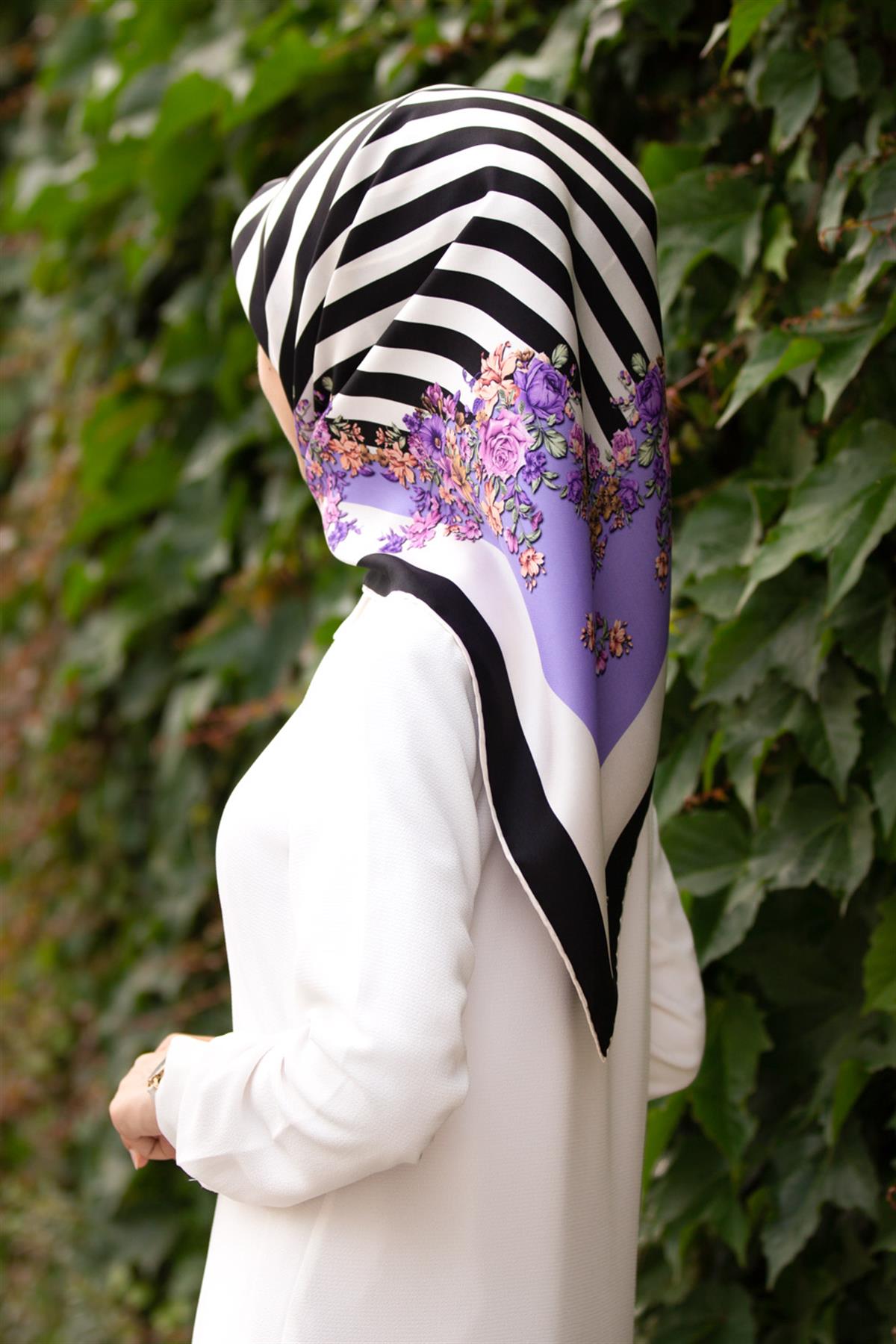 %100 Twill İpek Çıtır Çiçekli Ve Çizgi Desenli Siyah - Lila Renkli 90x90 Eşarp Dikim Şekli : El Dikişi