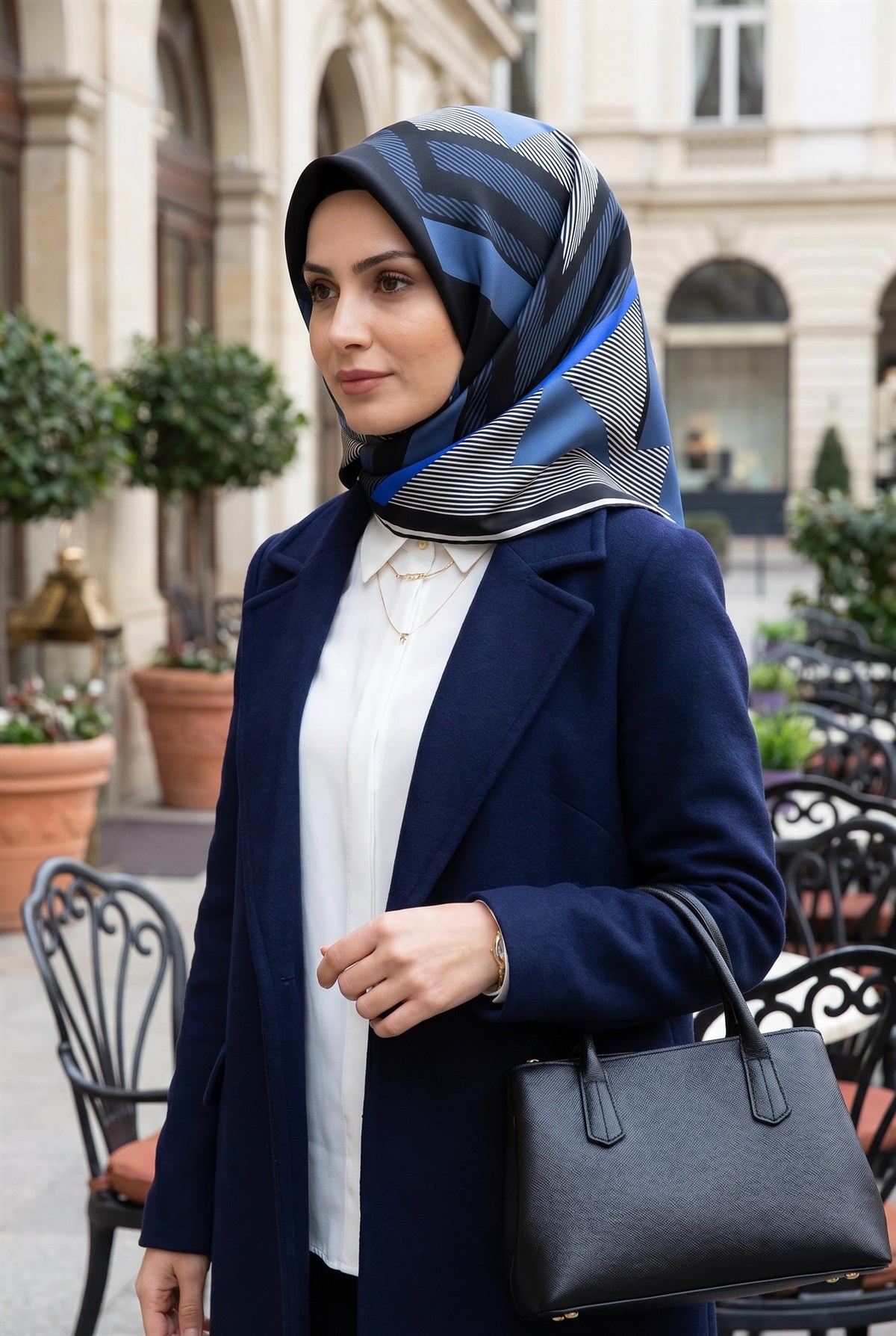 %100 Twill İpek Geometrik Desenli Saks - Siyah Renkli 90x90 Eşarp Dikim Şekli : El Dikişi