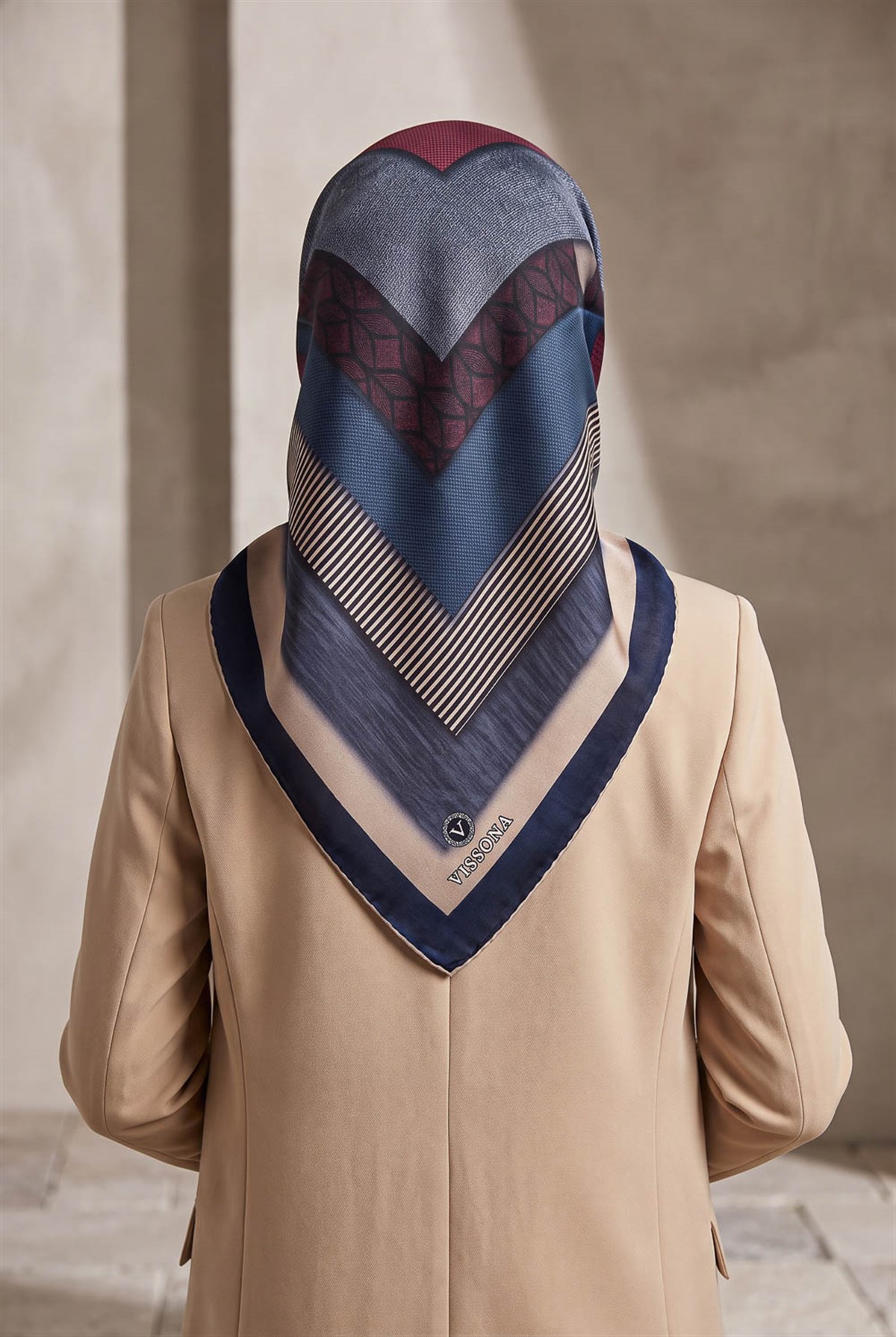 %100 Twill İpek Geometrik Desenli Bordo - Lacivert Renkli 90x90 Eşarp Dikim Şekli : El Dikişi