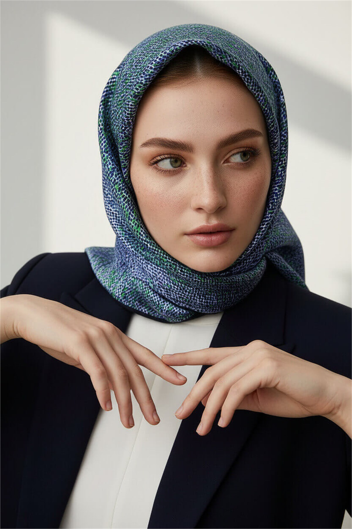 %100 Twill İpek Dokulu Desen Saks - Zümrüt Yeşili Renkli 90x90 Eşarp Kenar Dikiş Şekli El Dikişli