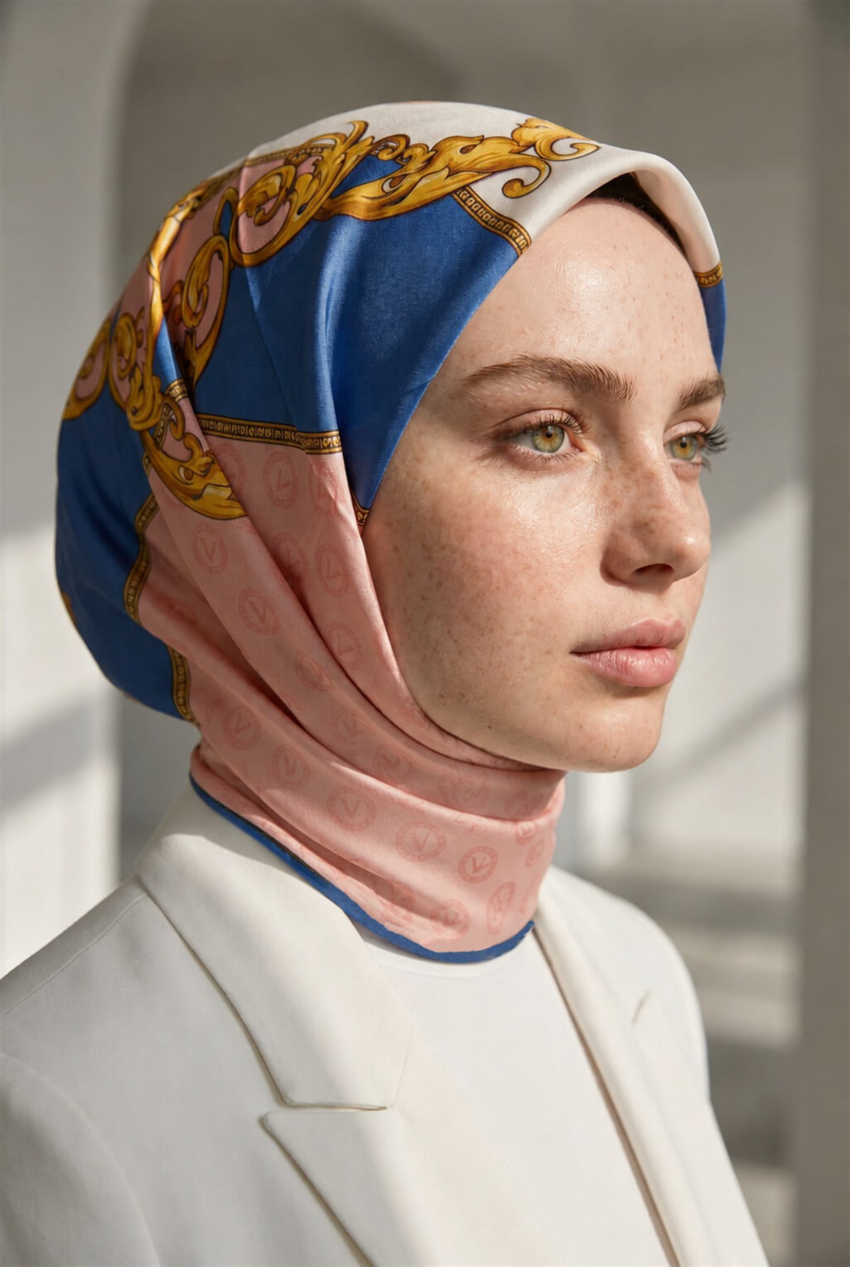 %100 Twill İpek Monogram Ve Barok Desenli Bebe Mavisi - Pudra Renkli 90x90 Eşarp Dikim Şekli : El Dikişi