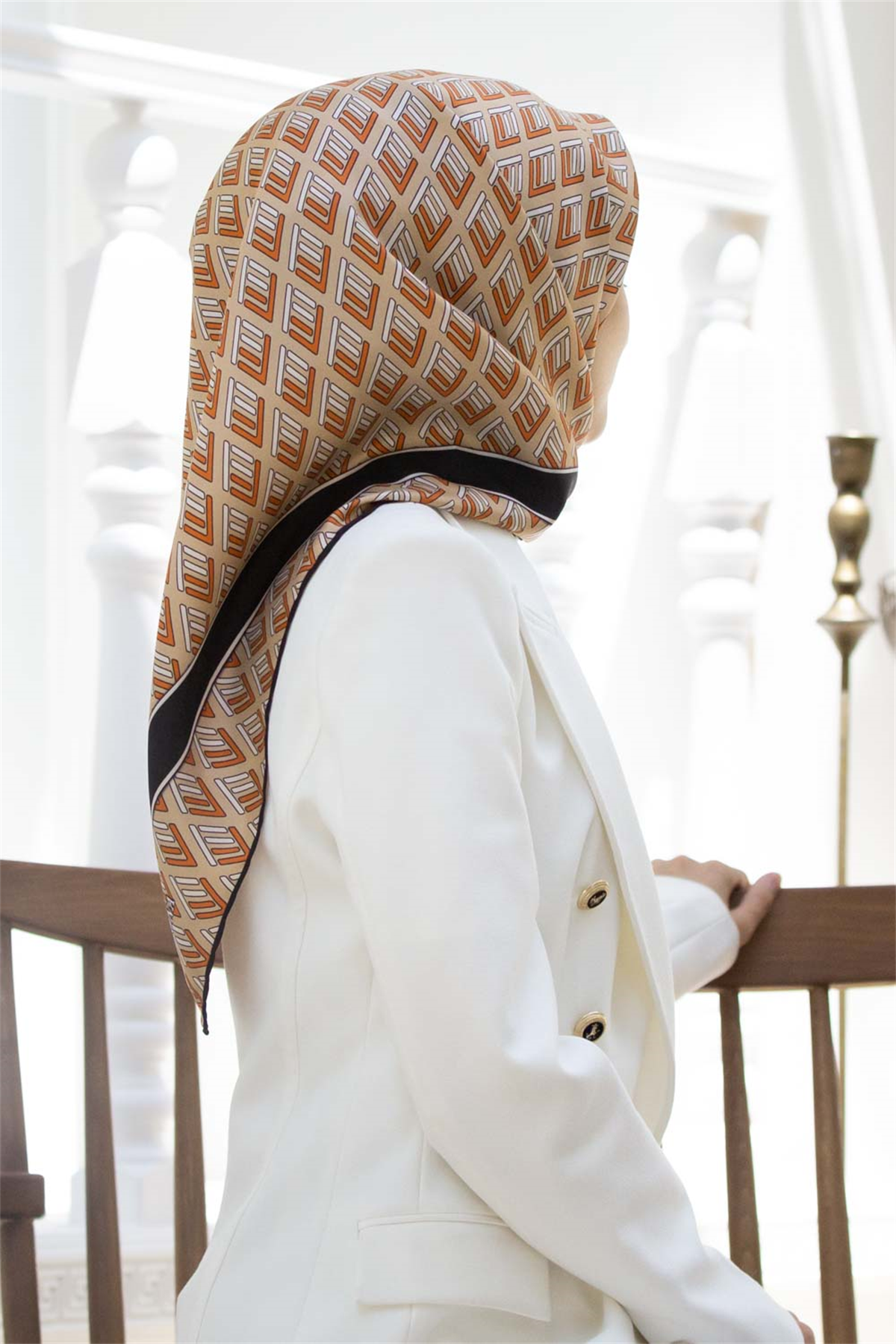 % 57 İPEK % 43 VİSKON Twill İpek Geometrik Desenli Bej - Taba  Renkli 90x90 Eşarp Dikim Şekli : El Dikişi