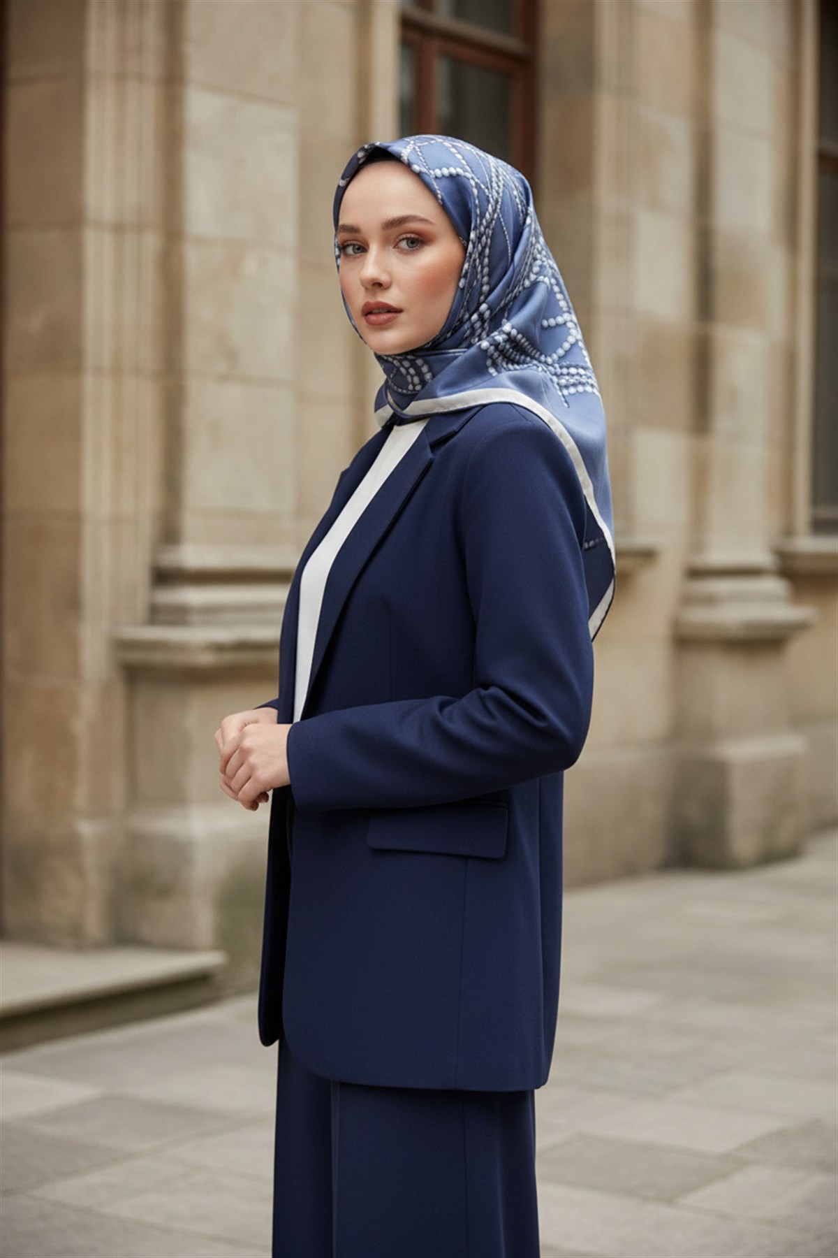 %100 Twill İpek İnci Desenli İndigo Renkli 90x90 Eşarp Kenar Dikiş Şekli : El Dikişli