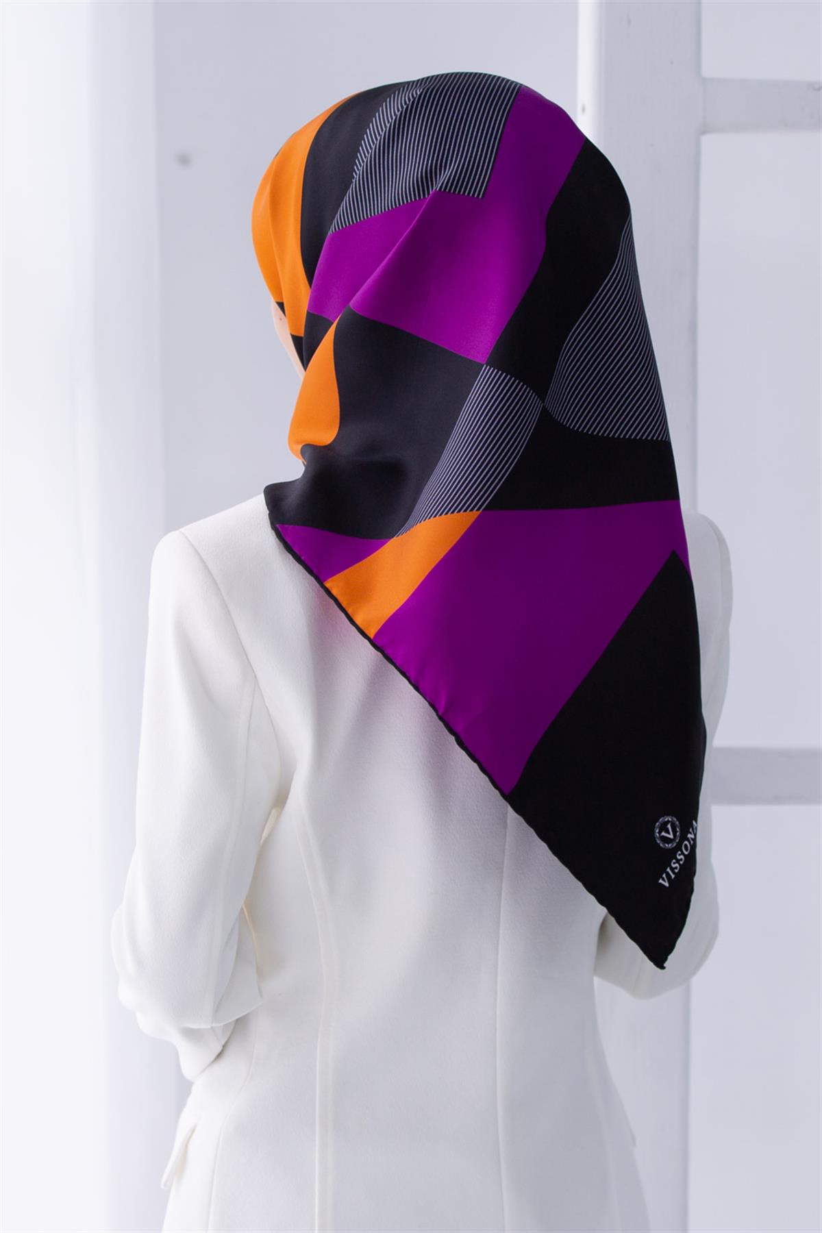 %100 Twill İpek Geometrik Çizgi Desenli Fuşya - Turuncu Renkli 90x90 Eşarp Kenar Dikiş Şekli El Dikişli