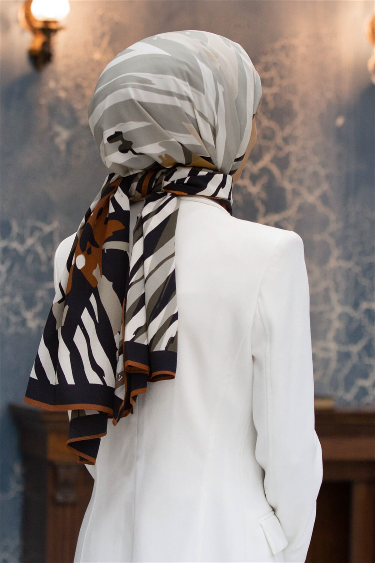 KREP ZEBRA VE ÇİÇEK DESENLİ TABA RENKLİ 75X195 KIRIŞMAZ ŞAL