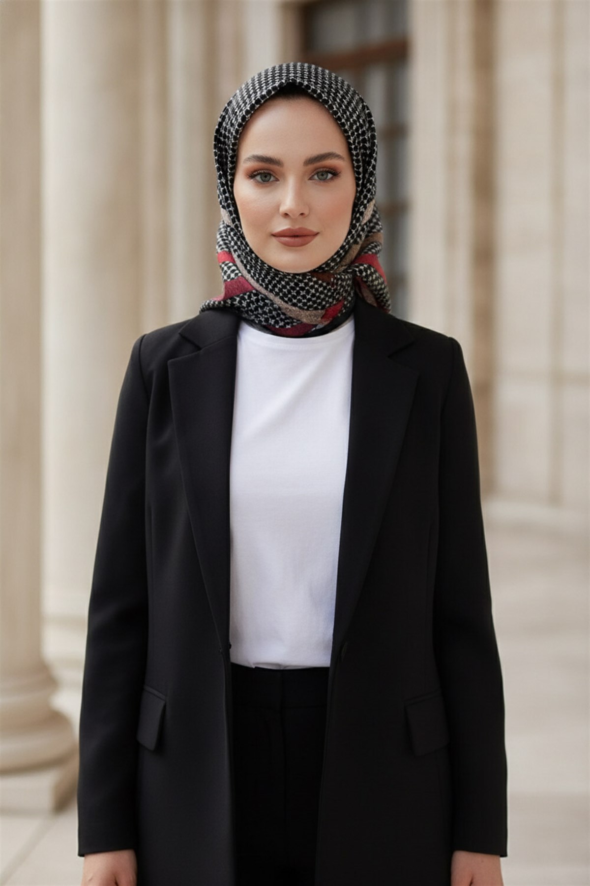%100 Twill İpek Bantlı Monogram Desenli Siyah - Kırmızı Renkli 90x90 Eşarp Dikim Şekli : El Dikişi