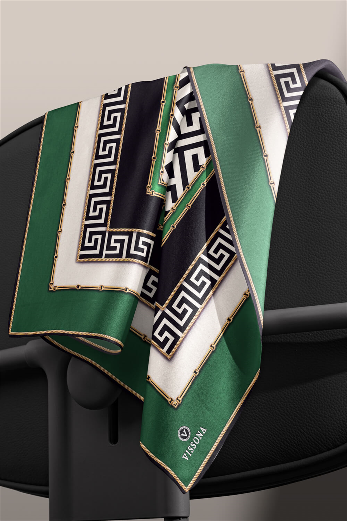 %100 Twill İpek Labirent Ve Geometrik Desenli Zümrüt Yeşili - Siyah Renkli 90x90 Eşarp Dikim Şekli : El Dikişi