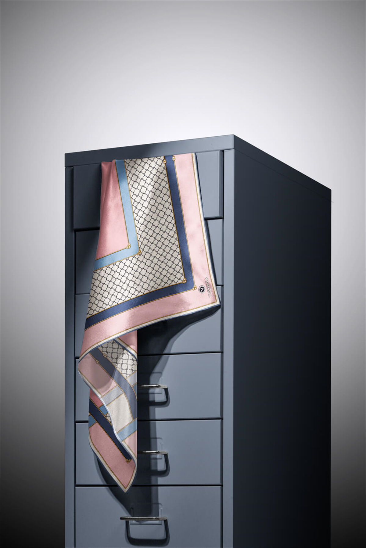 %100 Twill İpek Geometrik Desenli Pudra - Bebe Mavisi Renkli 90x90 Eşarp Dikim Şekli : El Dikişi