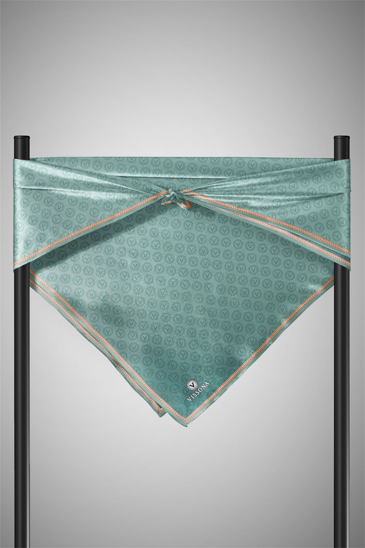 %100 Twill İpek Monogram Desenli Benetton Yeşili Renkli 90x90 Eşarp Dikim Şekli : El Dikişi