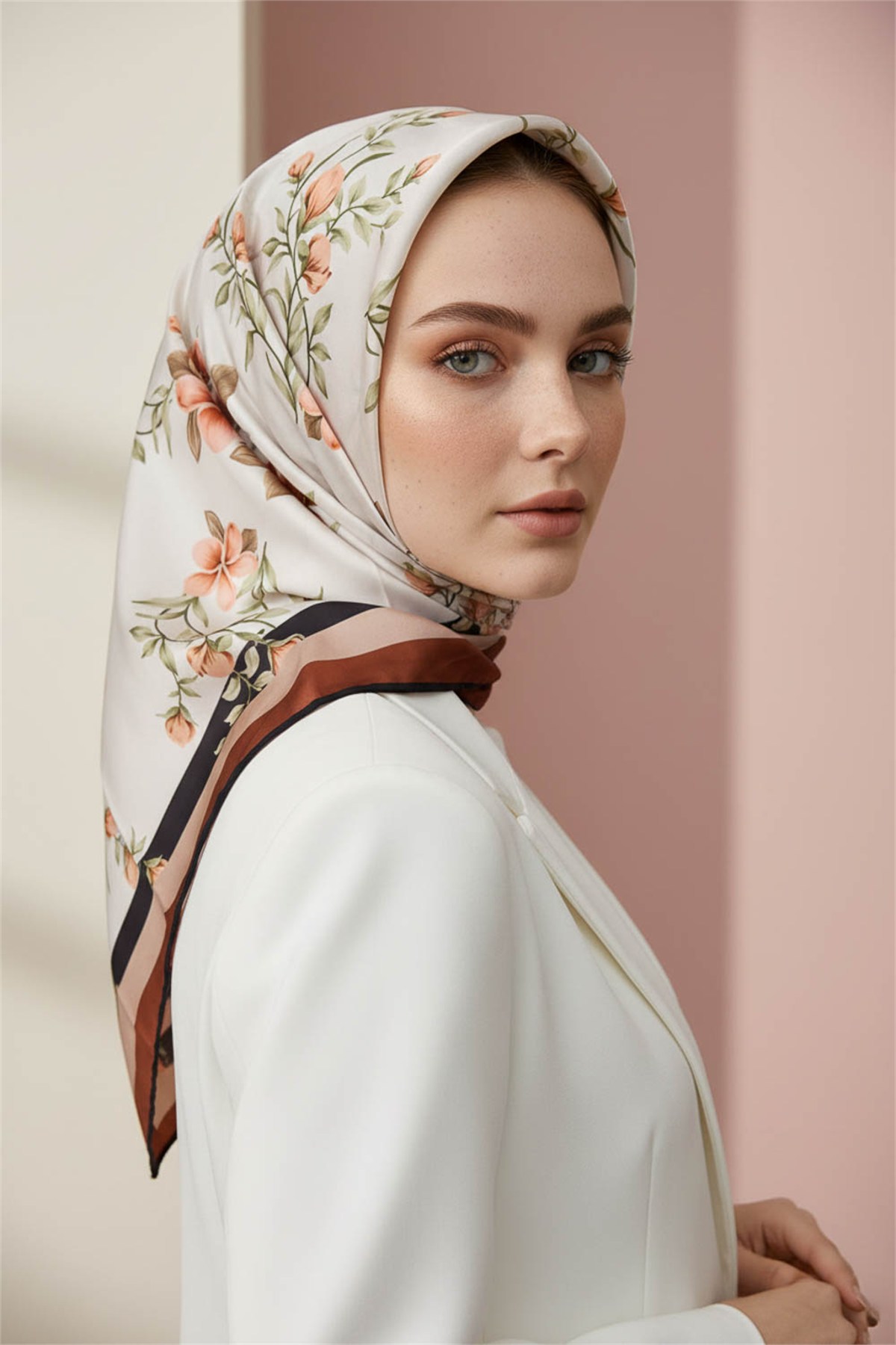 Rayon Çiçek Desenli Taba Renkli 90x90 Eşarp (İpek İçermez) Dikim Şekli : El Dikişi