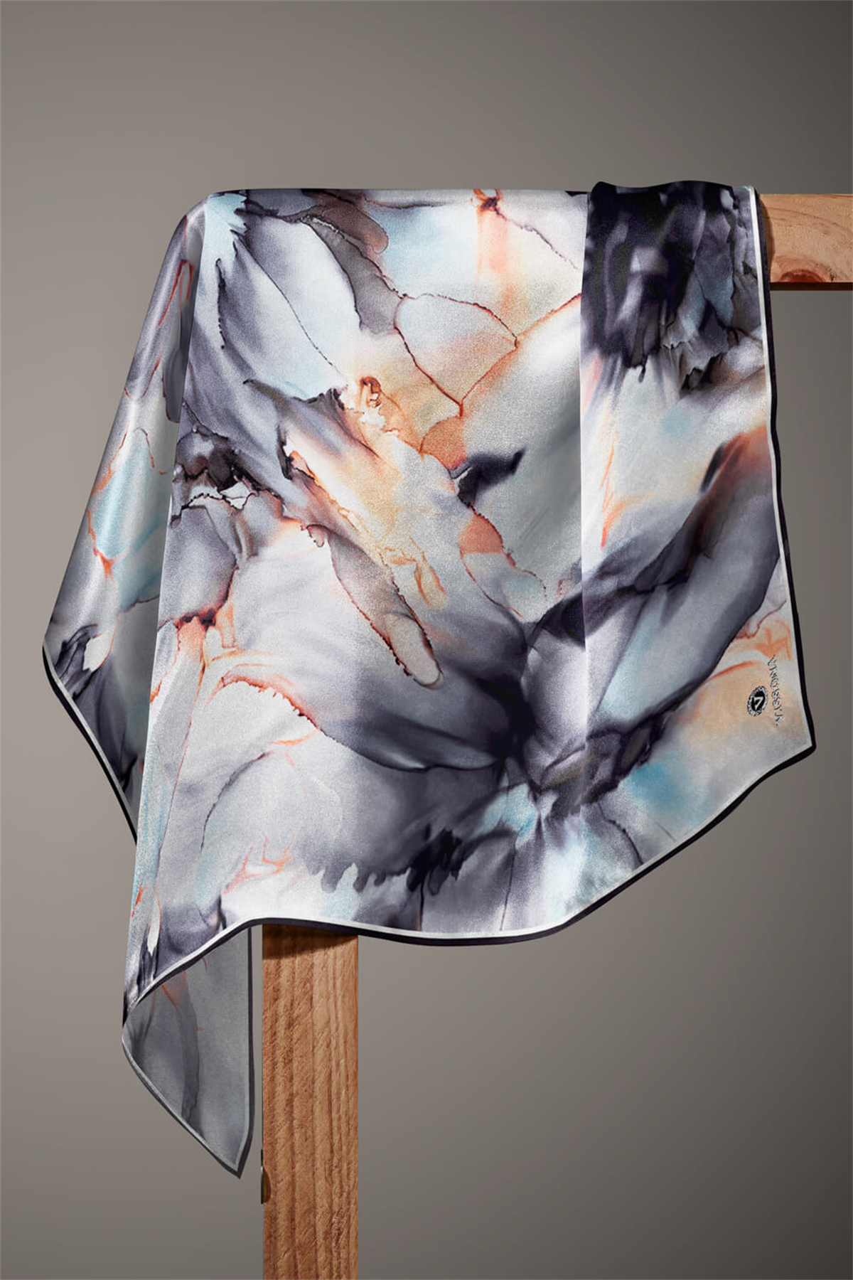 % 57 İPEK % 43 VİSKON Twill İpek Batik Çiçek Desenli Gri - Bebe Mavisi Renkli 90x90 Eşarp Kenar Dikiş Şekli El Dikişli