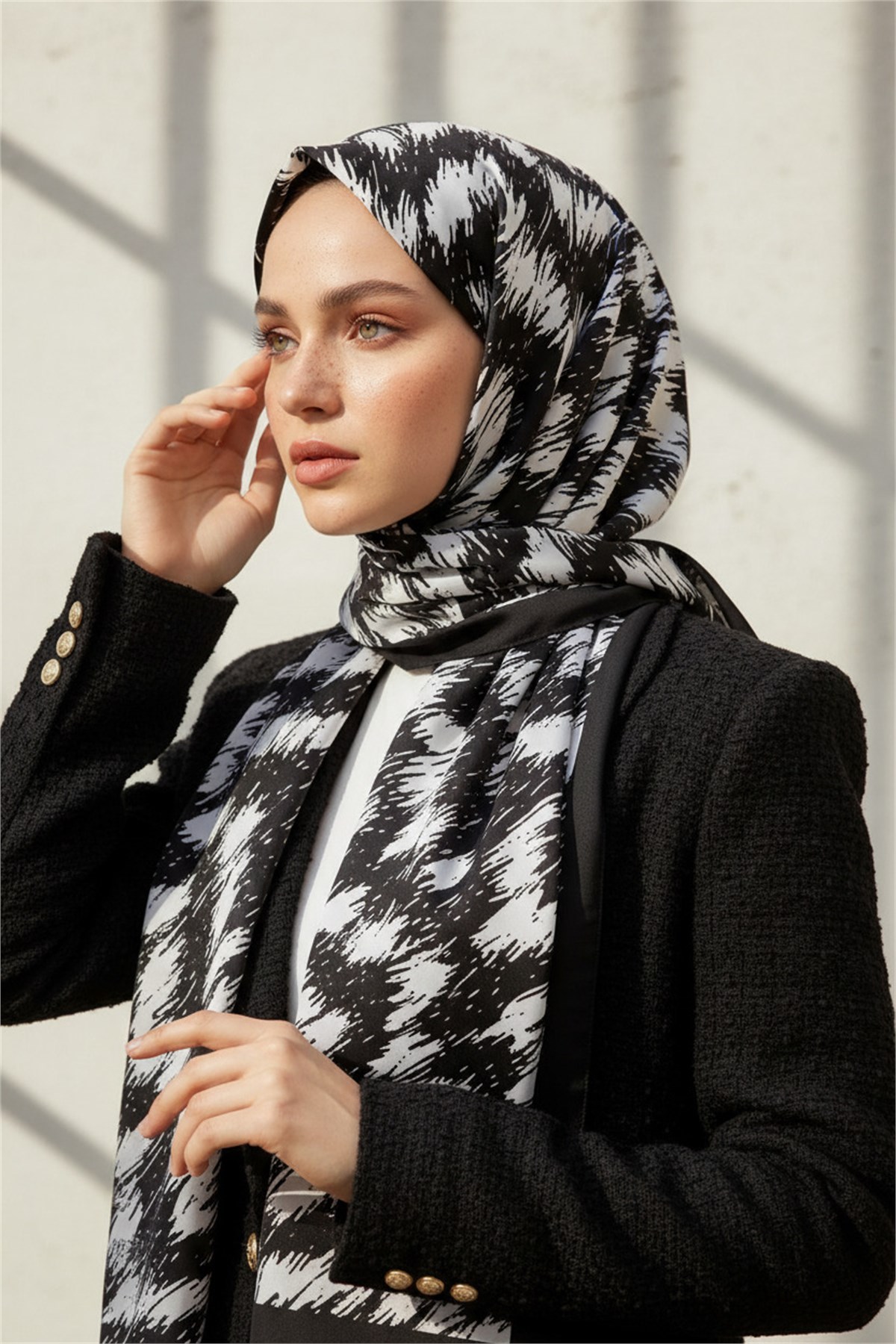 KREP GEOMETRİK DESENLİ SİYAH - BEYAZ RENKLİ 75X195 KIRIŞMAZ ŞAL