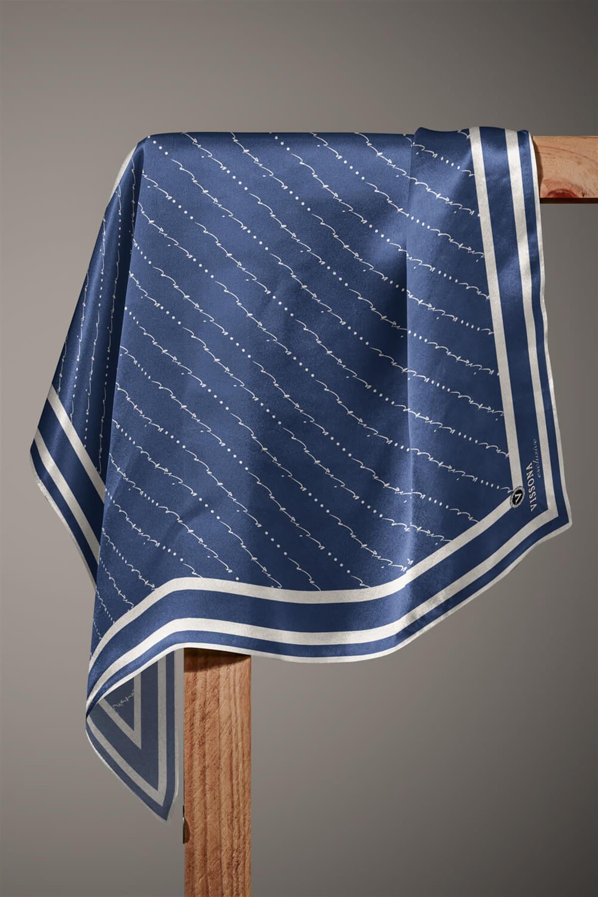 %100 Twill İpek El Yazısı Vissona Desenli İndigo Renkli Daha Tok Exclusive Serisi 90x90 Eşarp Kenar Dikiş Şekli : El Dikişi