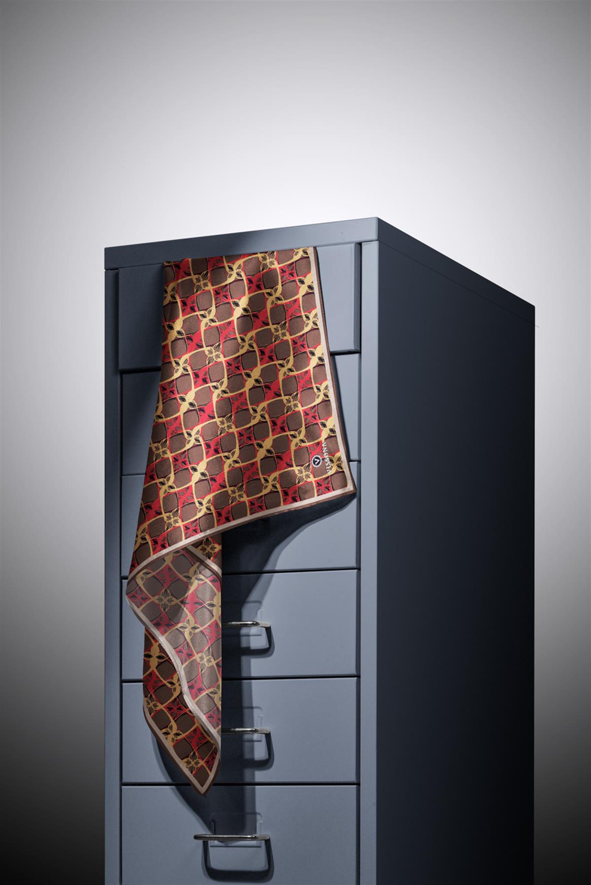 %100 Twill İpek Geometrik Desenli Kahverengi - Kırmızı Renkli 90x90 Eşarp Dikim Şekli : El Dikişi