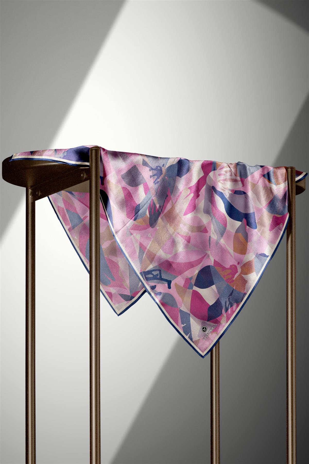 %100 Twill İpek Çiçek Desenli Pembe - İndigo Renkli 90x90 Eşarp Dikim Şekli : El Dikişi