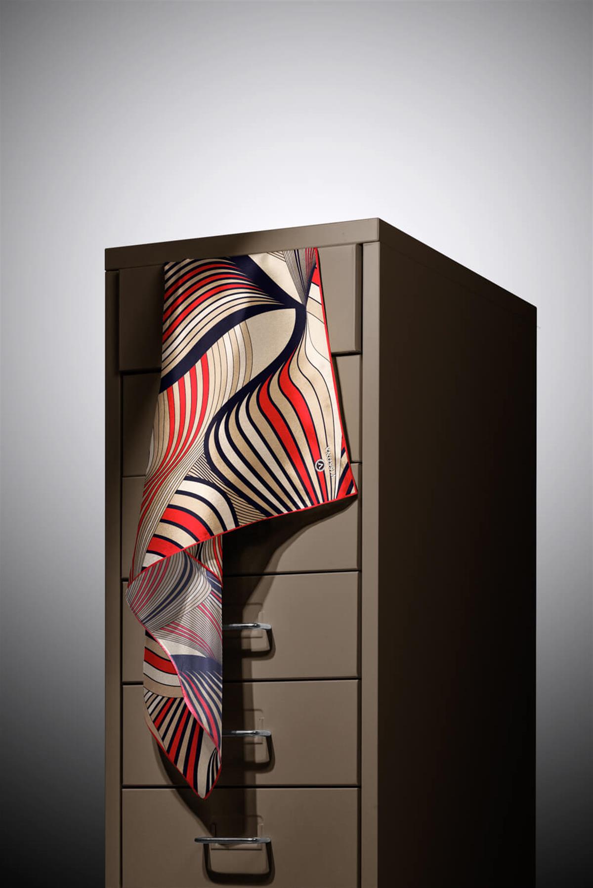 %100 Twill İpek Okyanus Dalgası Desenli Bej - Kırmızı Renkli 90x90 Eşarp Kenar Dikiş Şekli El Dikişli