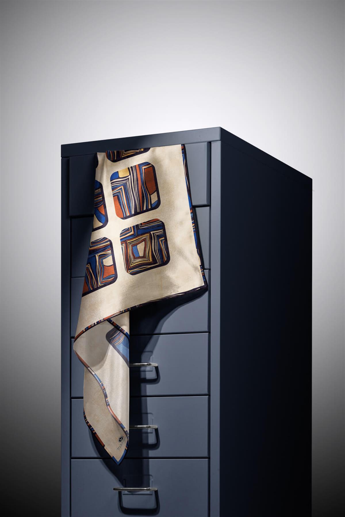 %100 Twill İpek Geometrik Kare Desenli Bej - Lacivert Renkli 90x90 Eşarp Dikim Şekli : El Dikişi