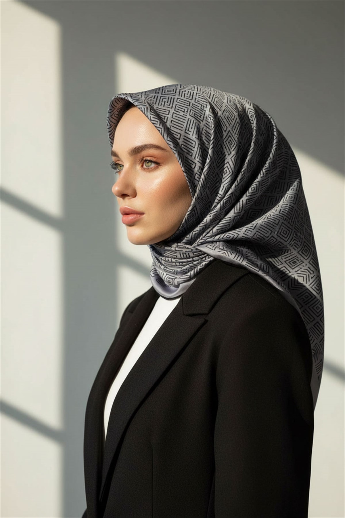 100% Twill İpek Etnik Motif Desenli Gri - Siyah Renkli 90x90 Dikim Şekli : El Dikişi Eşarp