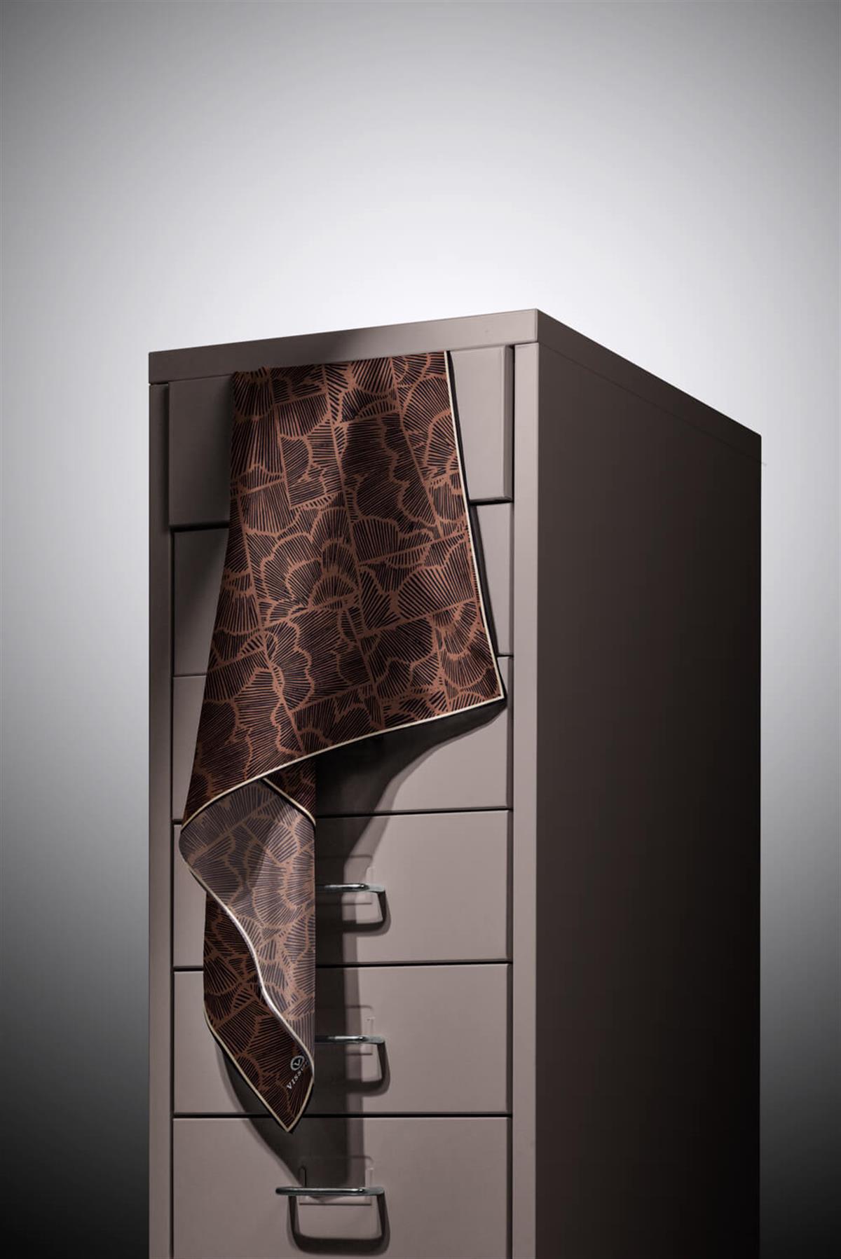 %100 Twill İpek Geometrik Desenli Bakır - Siyah Renkli 90x90 Eşarp Dikim Şekli : El Dikişi