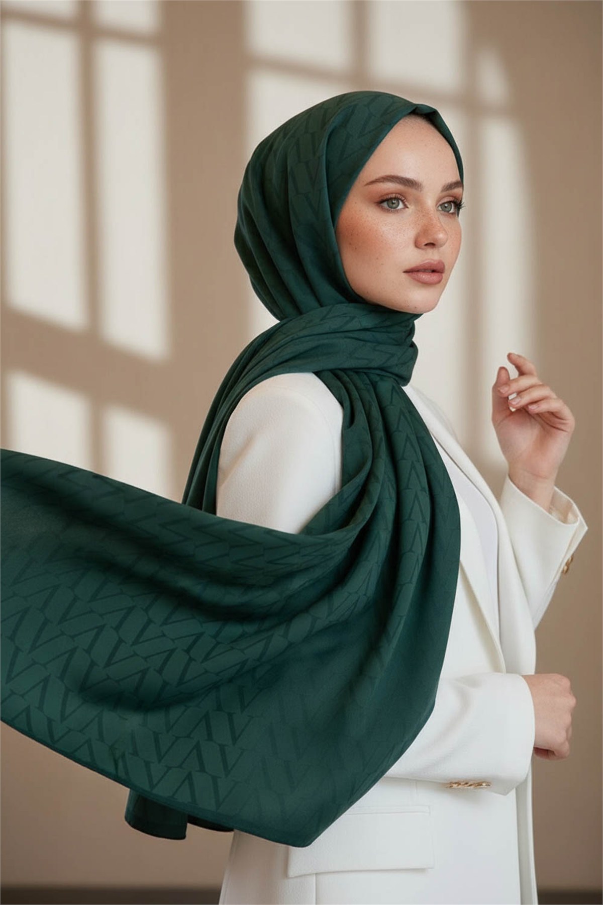KREP DEGRADELİ MONOGRAM DESENLİ PETROL YEŞİLİ RENKLİ 75X195 KIRIŞMAZ ŞAL
