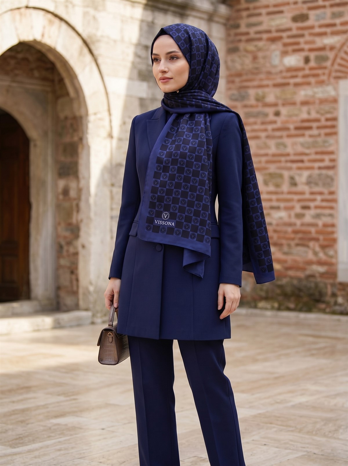 KREP MONOGRAM DESENLİ LACİVERT - İNDİGO RENKLİ 75X195 KIRIŞMAZ ŞAL