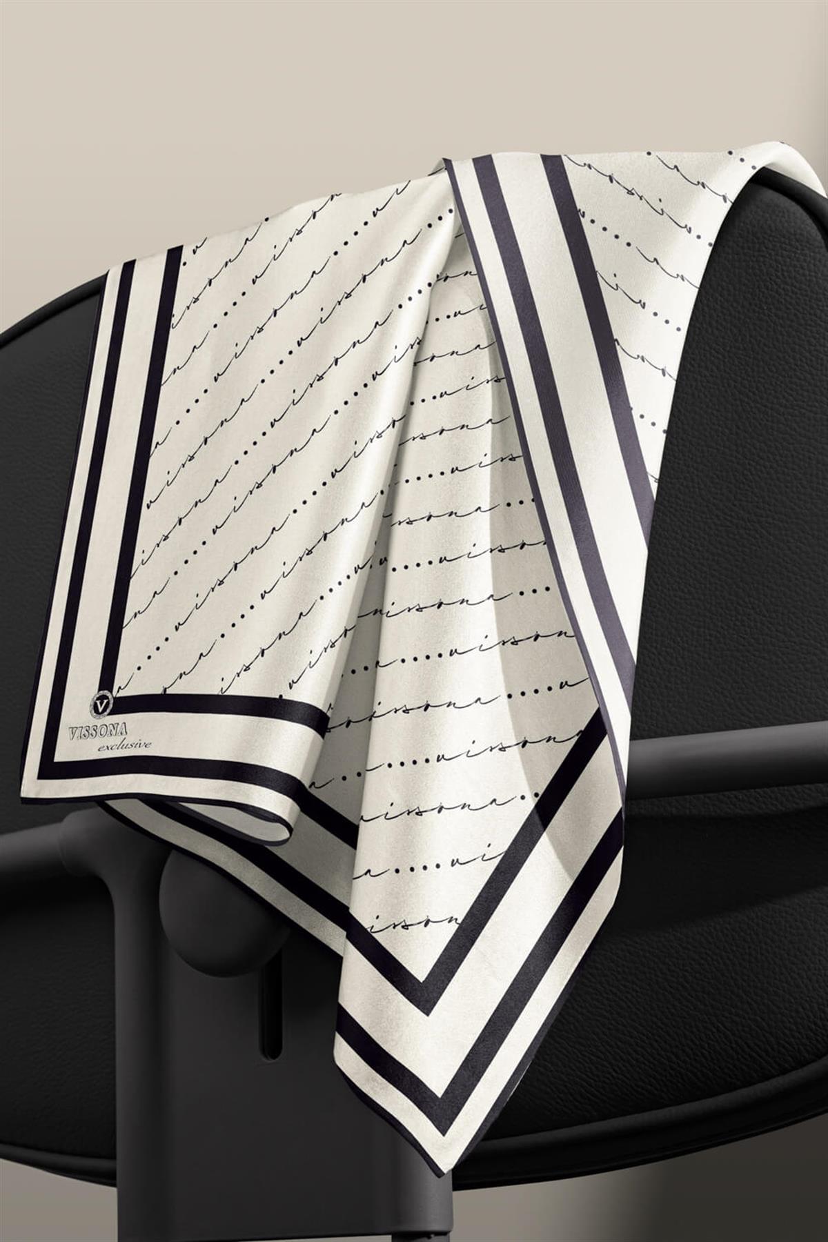 %100 Twill İpek El Yazısı Vissona Desenli Krem - Siyah Renkli Daha Tok Exclusive Serisi 90x90 Eşarp Kenar Dikiş Şekli : El Dikişi