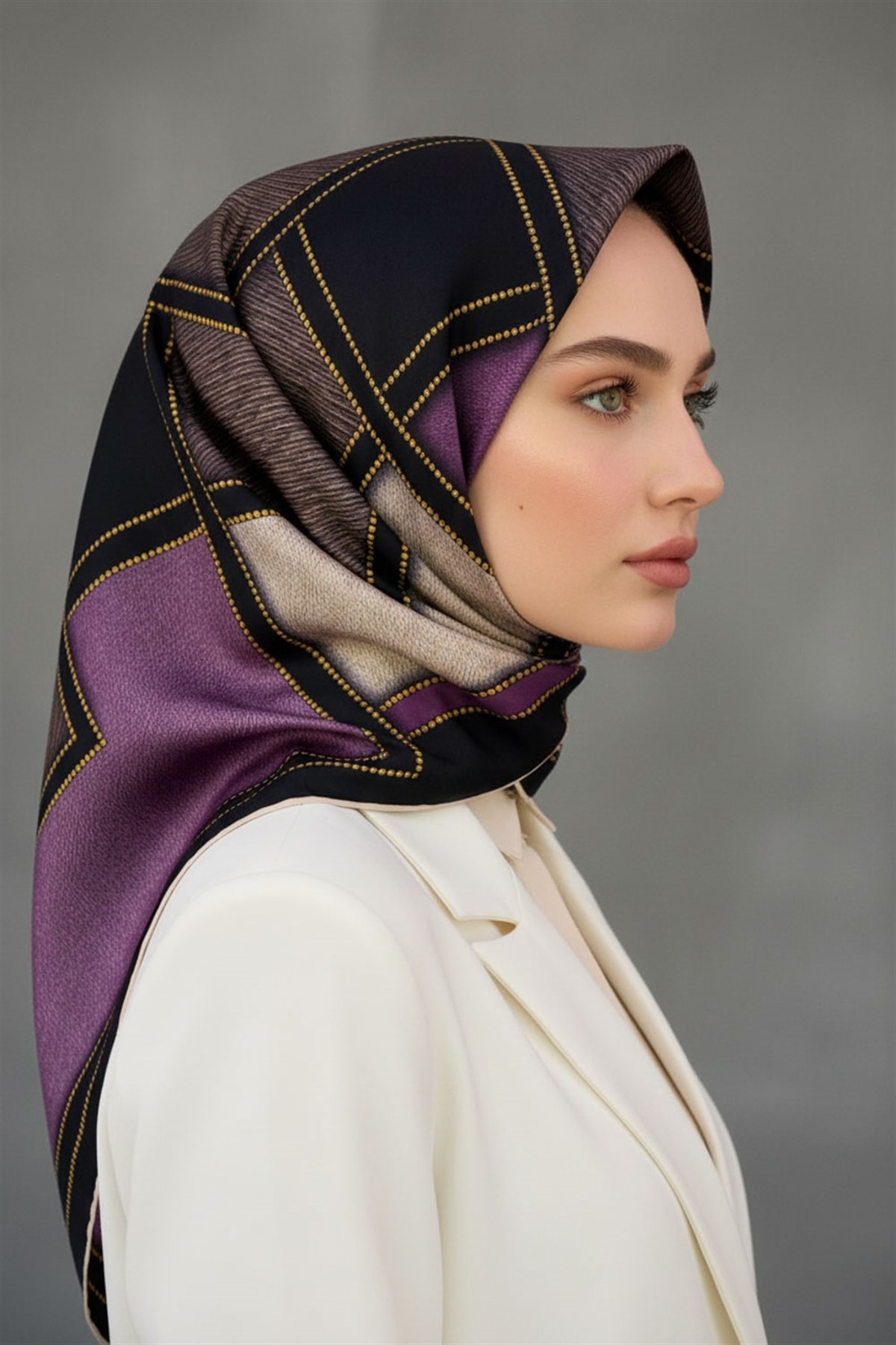 100% Twill İpek Gold Detaylı Kare Desenli Siyah - Mürdüm Renkli 90x90 Dikim Şekli : El Dikişi